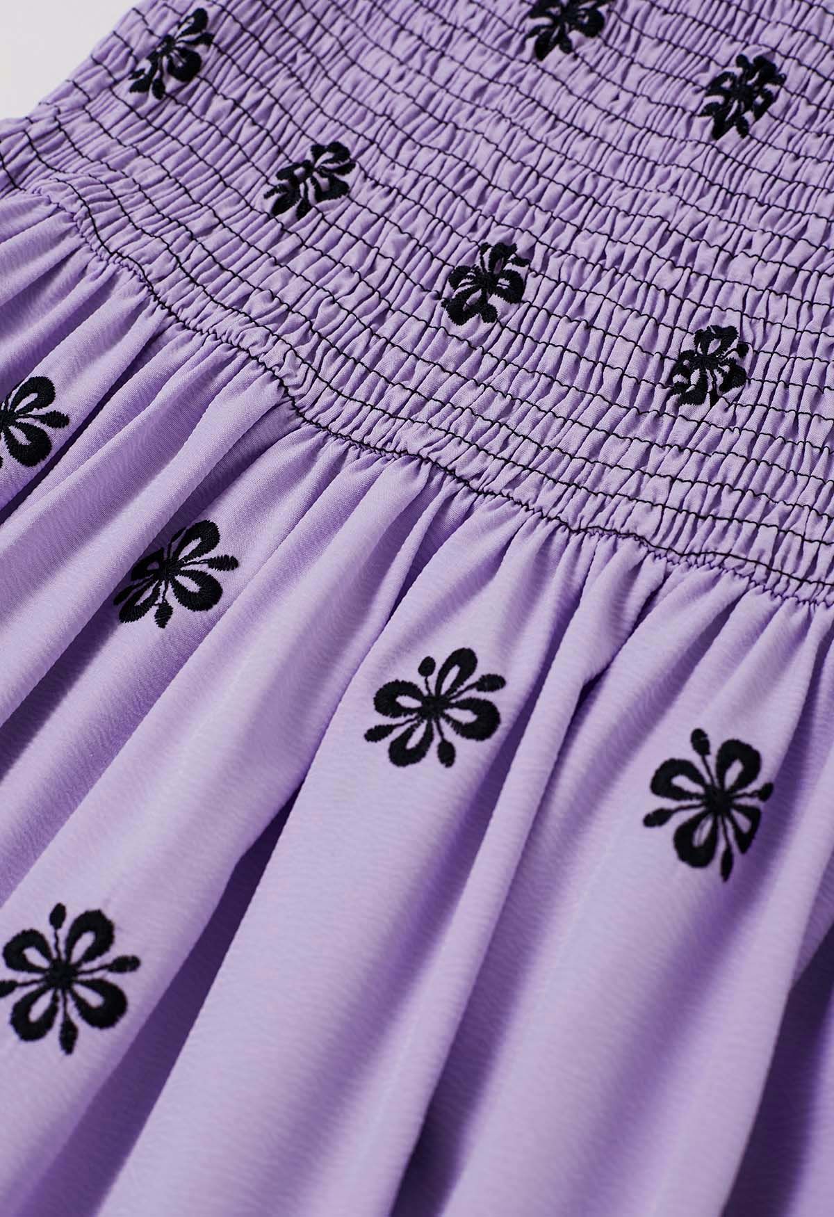 Robe midi froncée noire à broderie florale en lilas