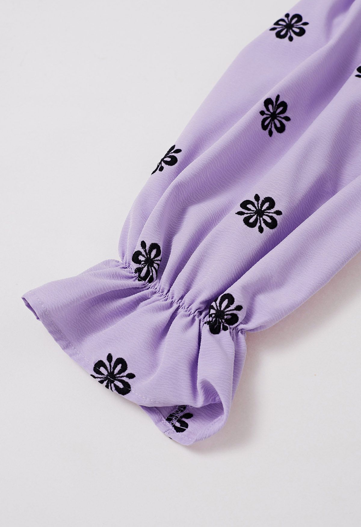 Robe midi froncée noire à broderie florale en lilas