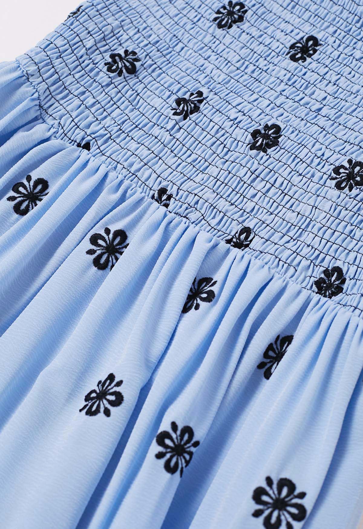 Robe midi froncée noire à broderies florales en bleu