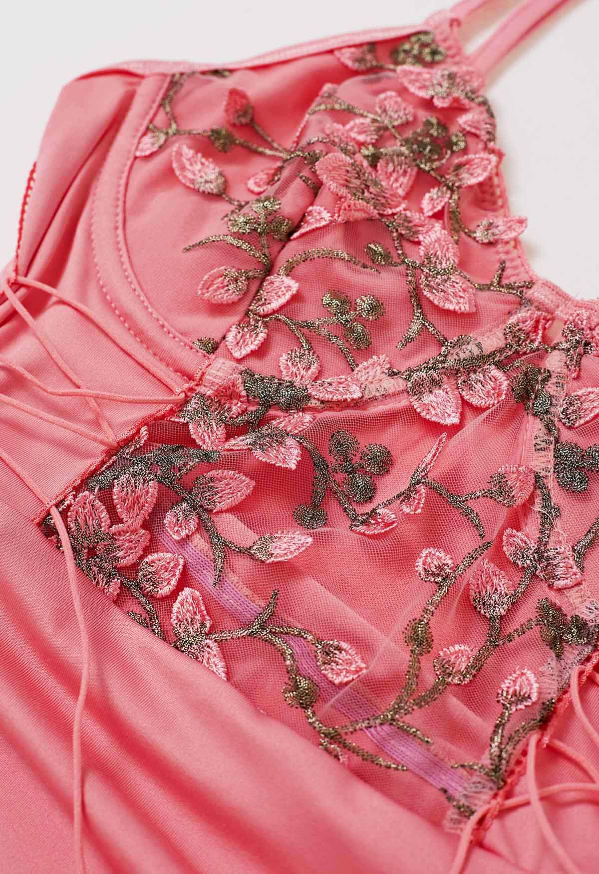 Robe caraco froncée à lacets et broderie florale rose