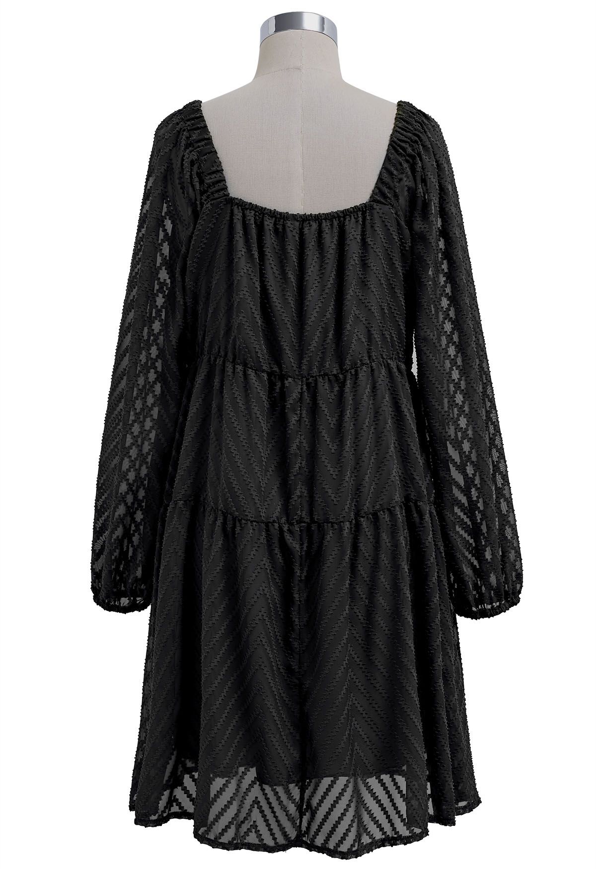 Mini-robe en zigzag à franges et col carré en noir