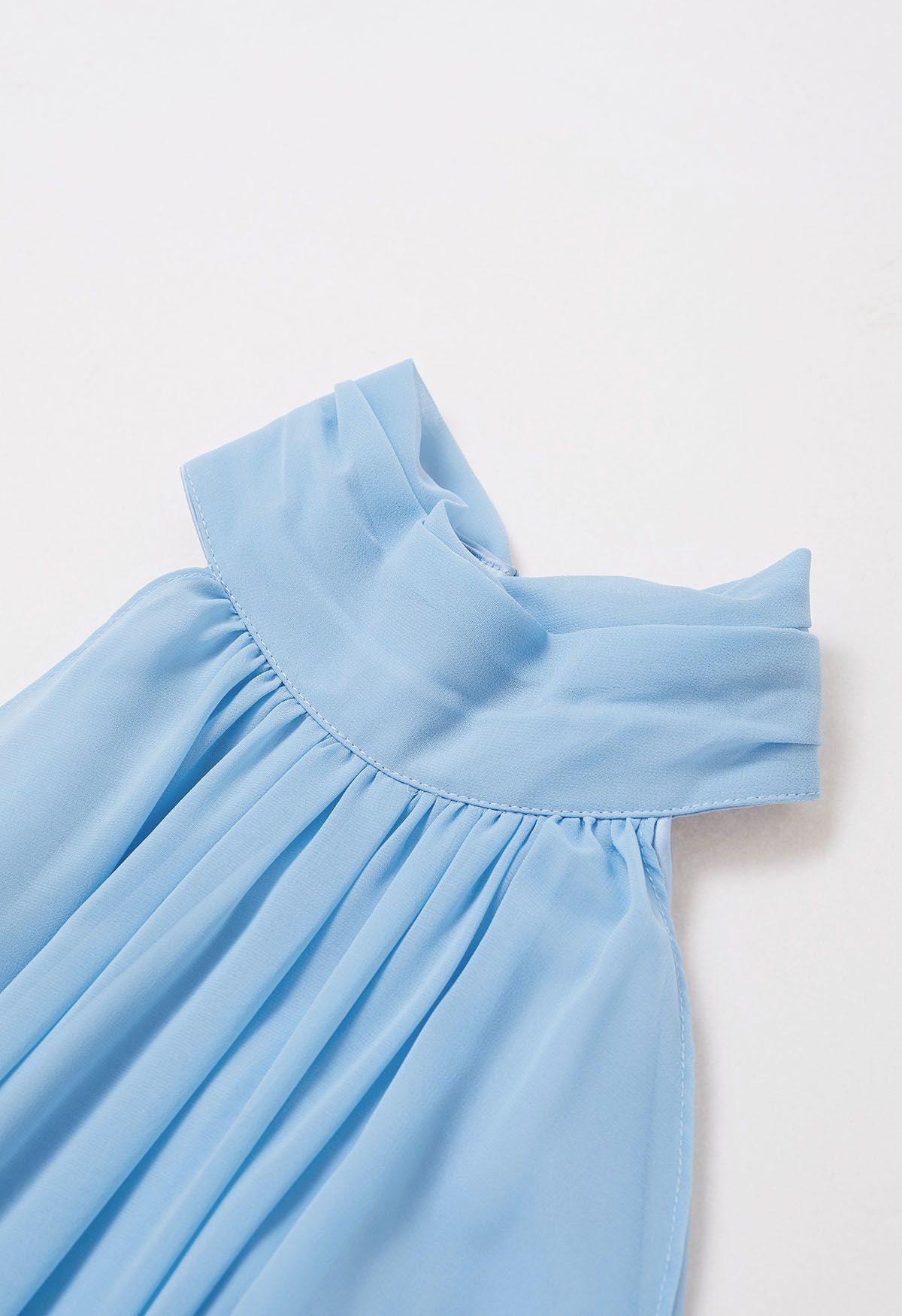 Robe gracieuse en satin épissé en mousseline de soie à col licou en bleu