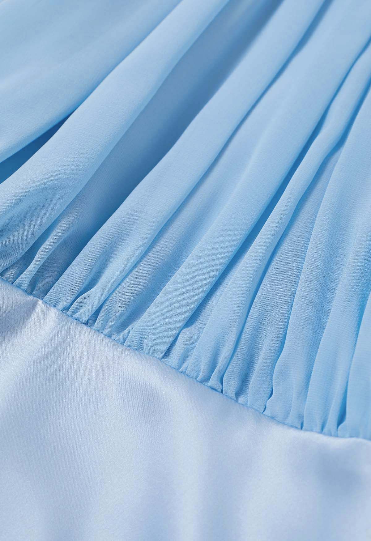 Robe gracieuse en satin épissé en mousseline de soie à col licou en bleu