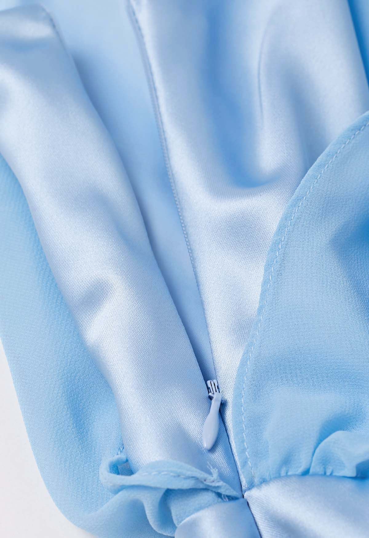 Robe gracieuse en satin épissé en mousseline de soie à col licou en bleu