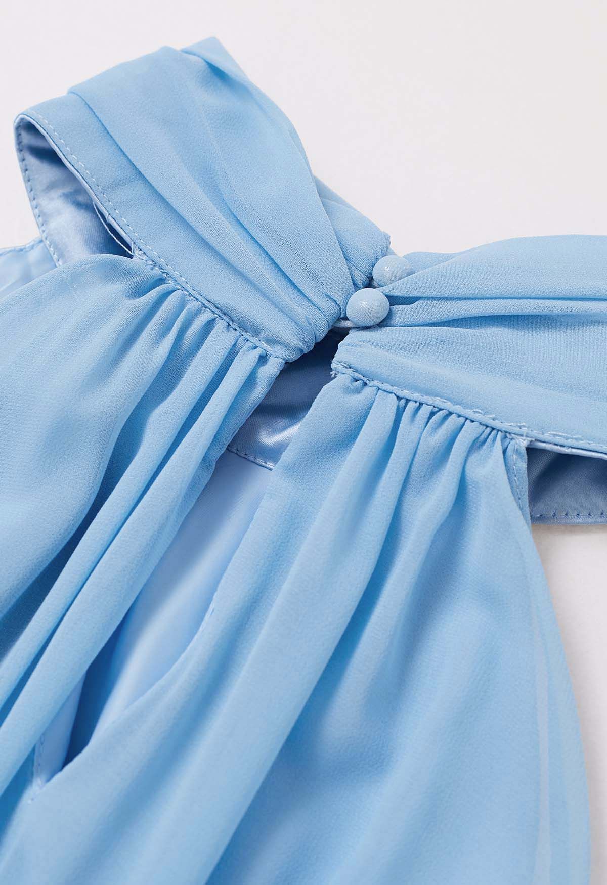 Robe gracieuse en satin épissé en mousseline de soie à col licou en bleu