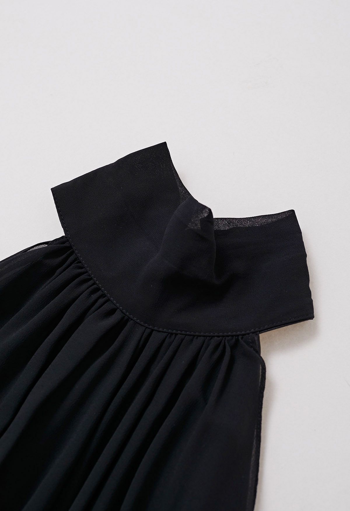 Robe gracieuse en satin épissé en mousseline de soie à col licou en noir