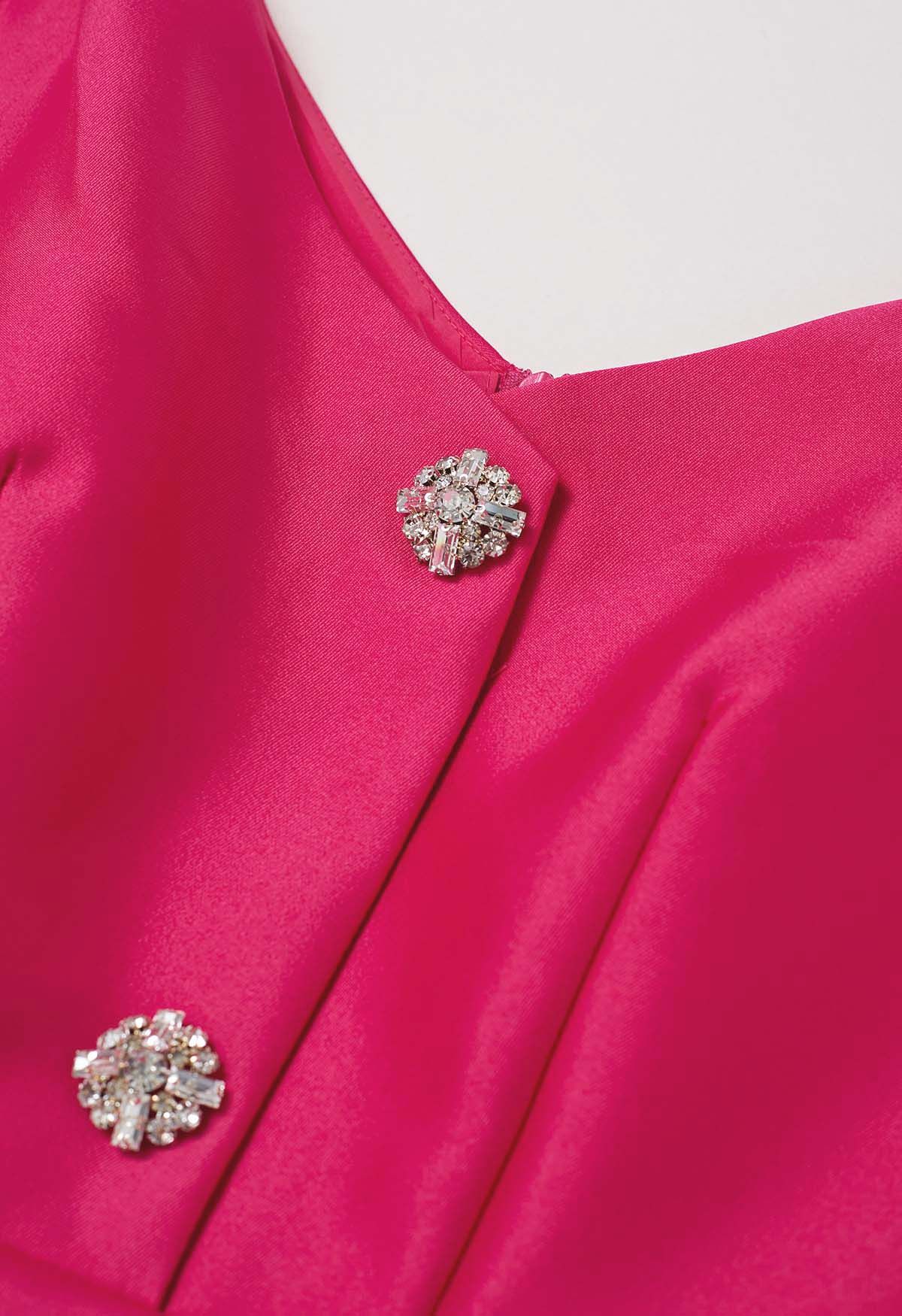 Robe mi-longue boutonnée en zircon avec épaules et nœud en magenta