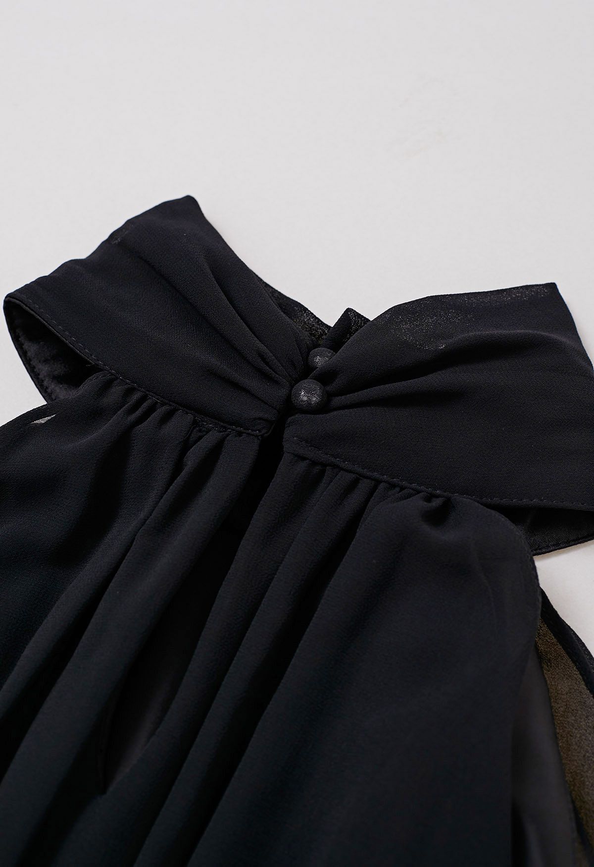 Robe gracieuse en satin épissé en mousseline de soie à col licou en noir