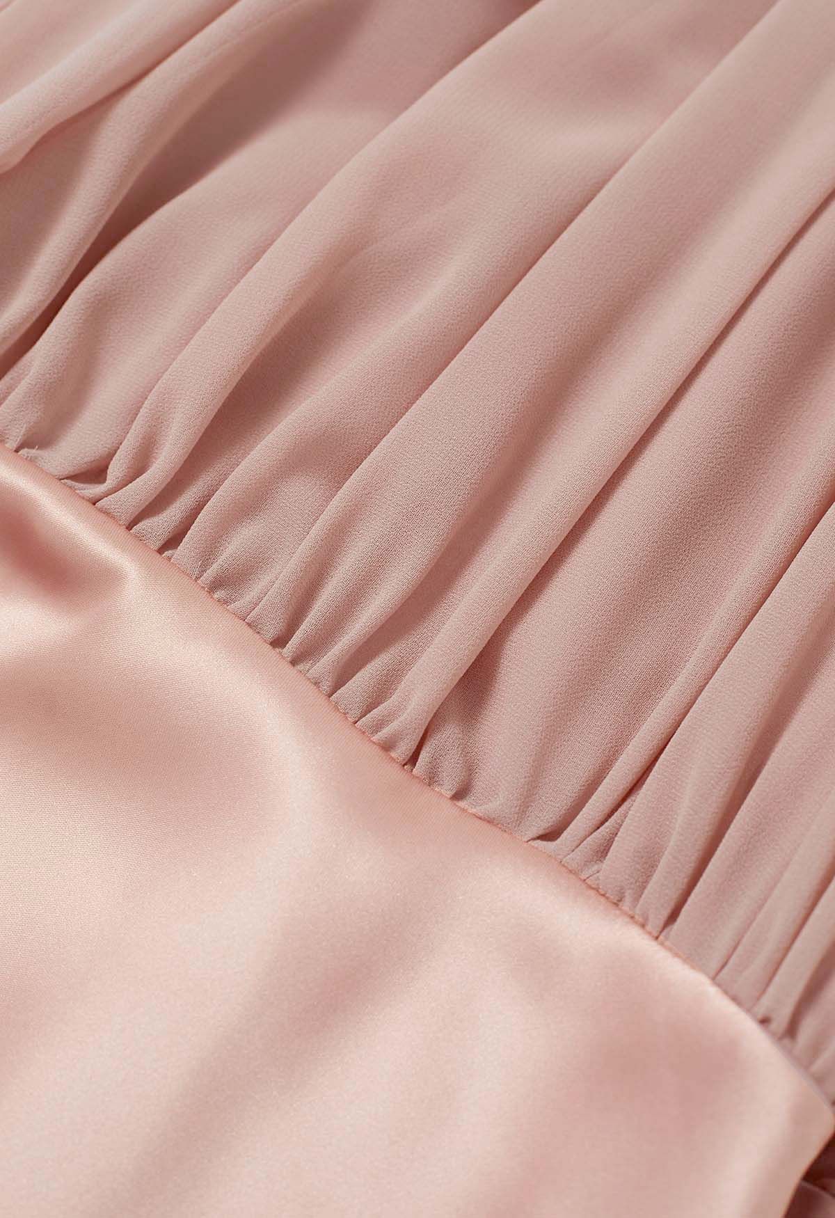 Robe gracieuse en satin épissé en mousseline de soie à col licou en rose