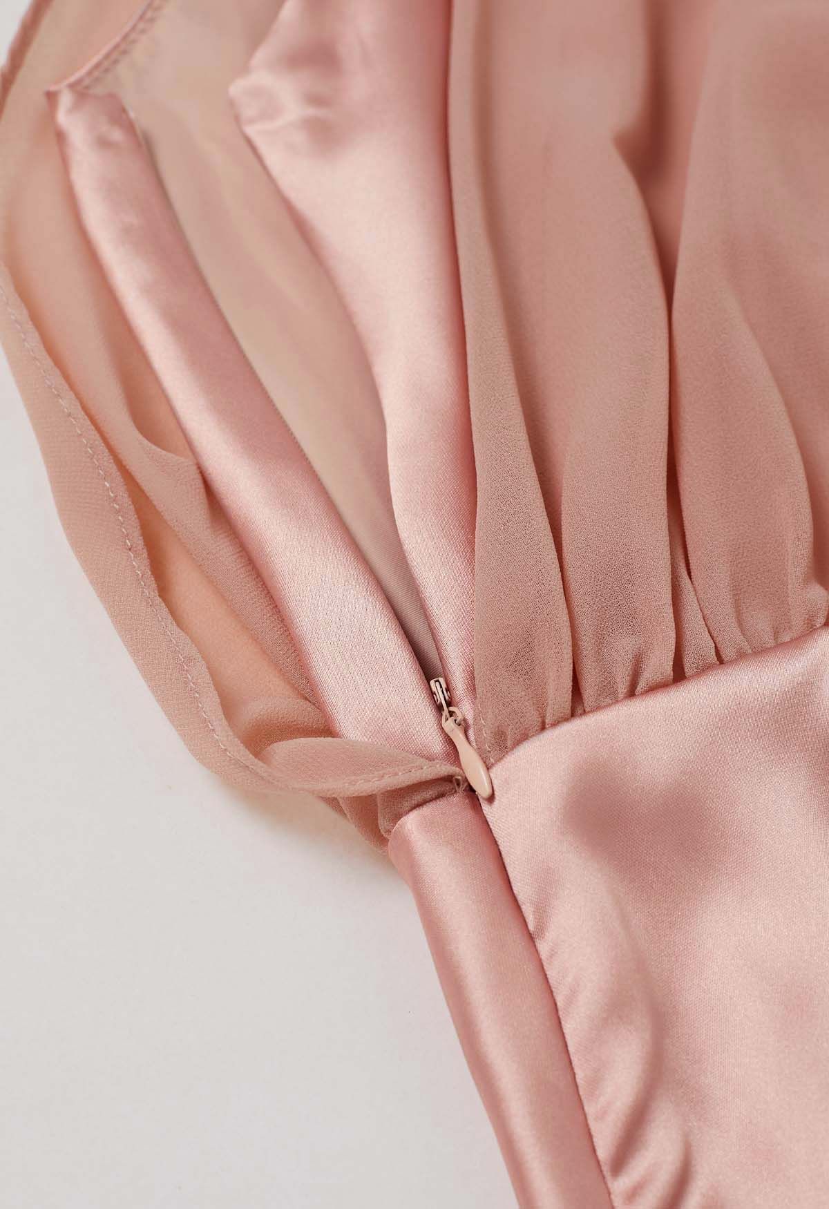 Robe gracieuse en satin épissé en mousseline de soie à col licou en rose