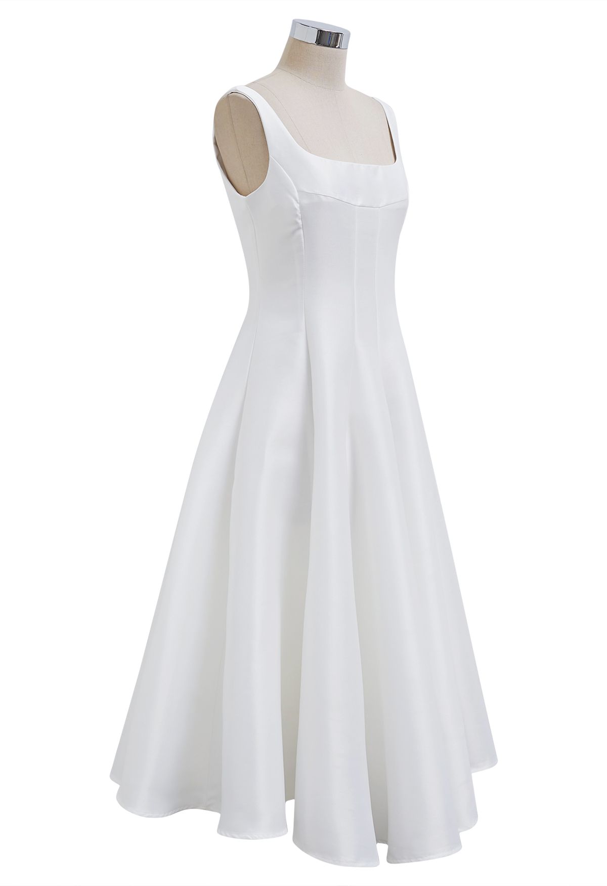 Robe caraco en satin poli à ourlet évasé en blanc