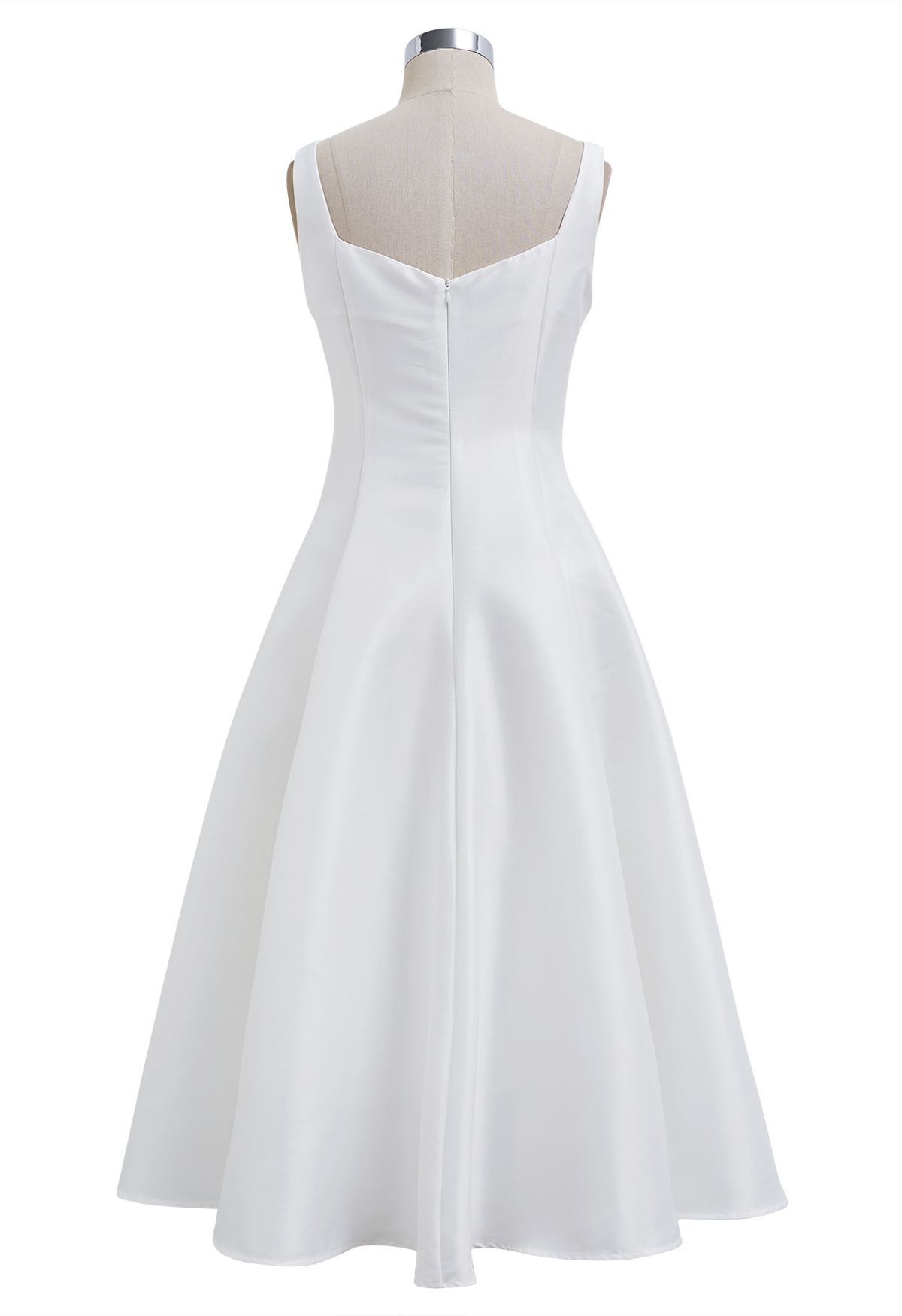 Robe caraco en satin poli à ourlet évasé en blanc