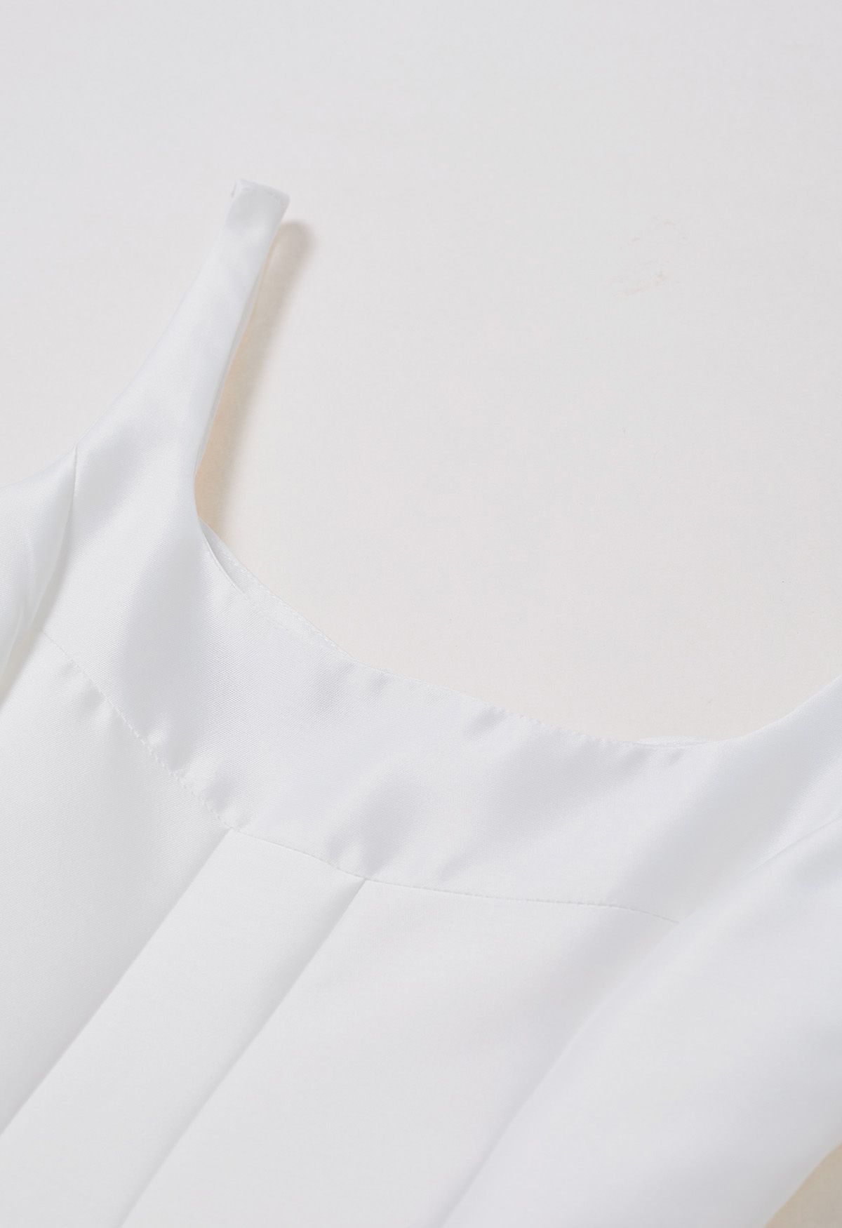 Robe caraco en satin poli à ourlet évasé en blanc