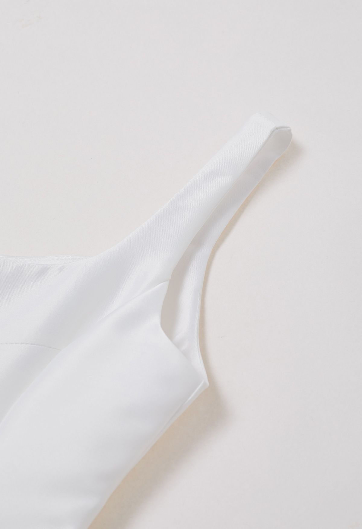 Robe caraco en satin poli à ourlet évasé en blanc