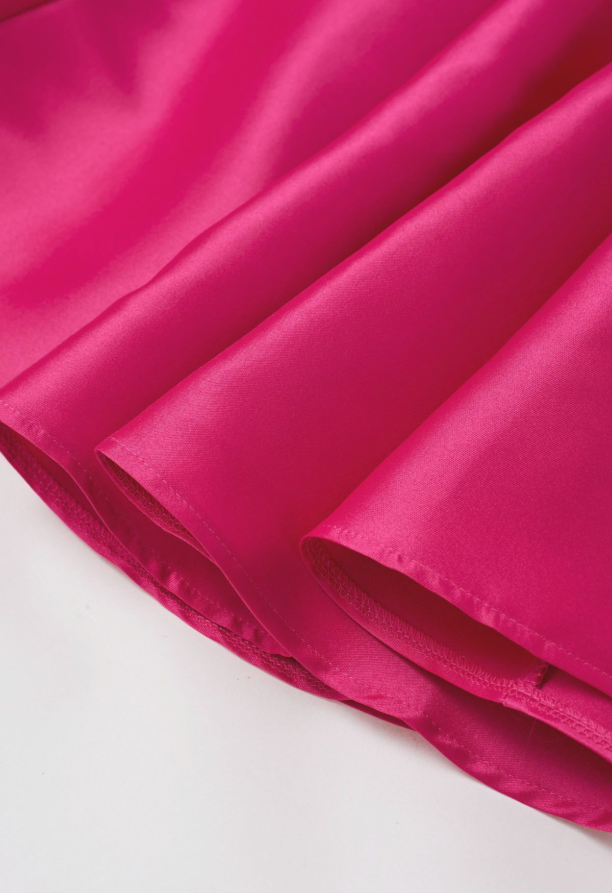 Robe caraco en satin poli à ourlet évasé en magenta