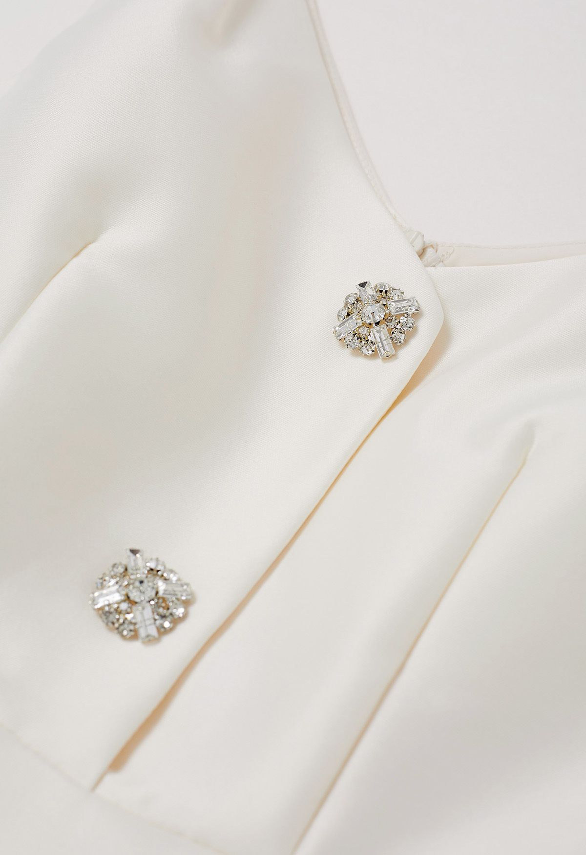 Robe mi-longue boutonnée en zircon avec épaules et nœud en crème