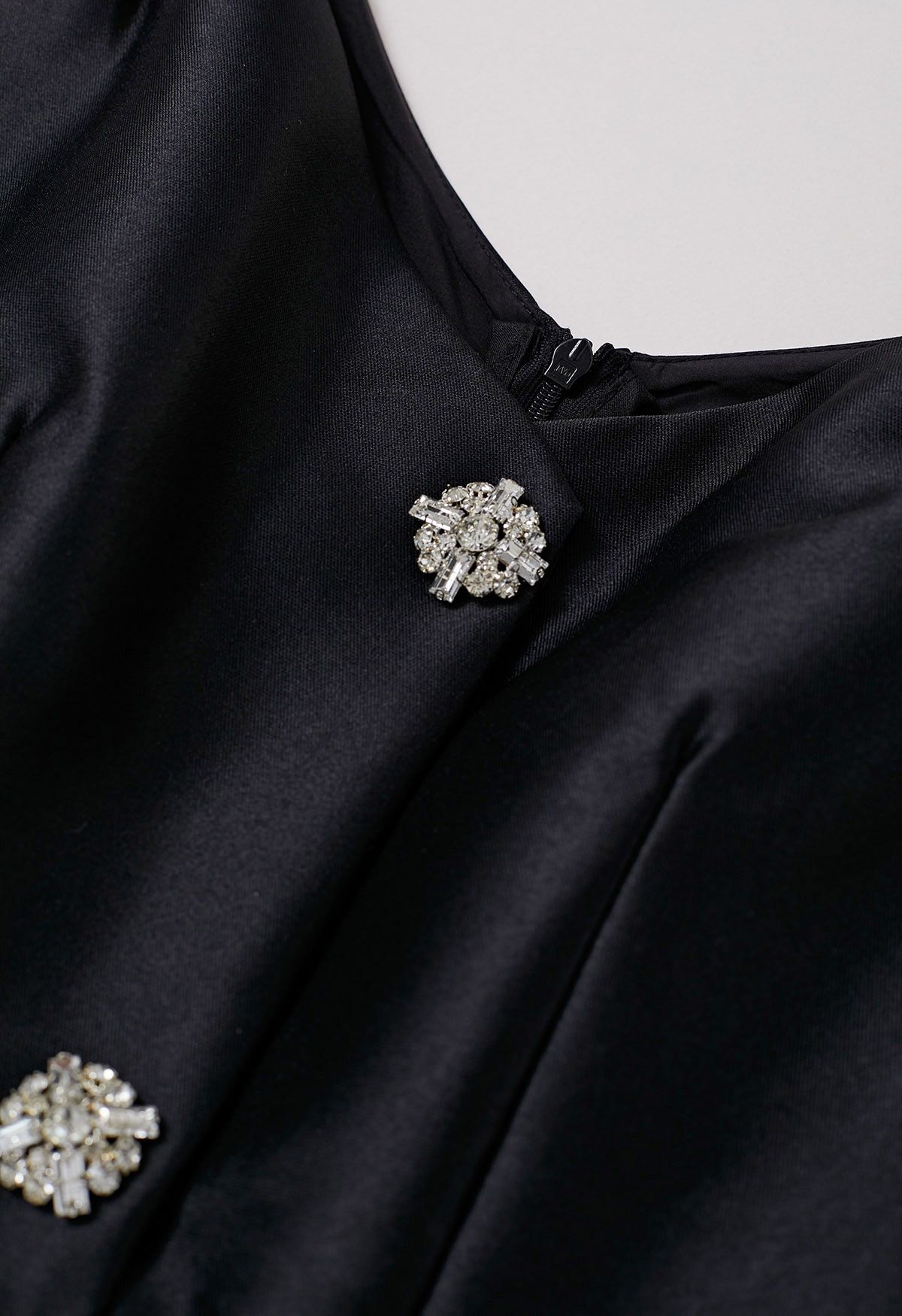 Robe mi-longue boutonnée en zircon avec épaules et nœud en noir