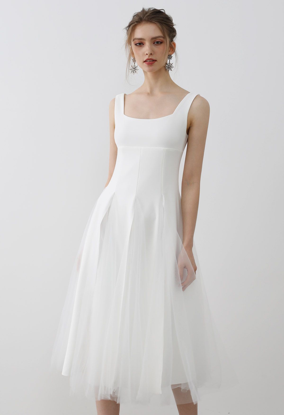 Robe mi-longue sans manches à empiècements en tulle et maille éthérée