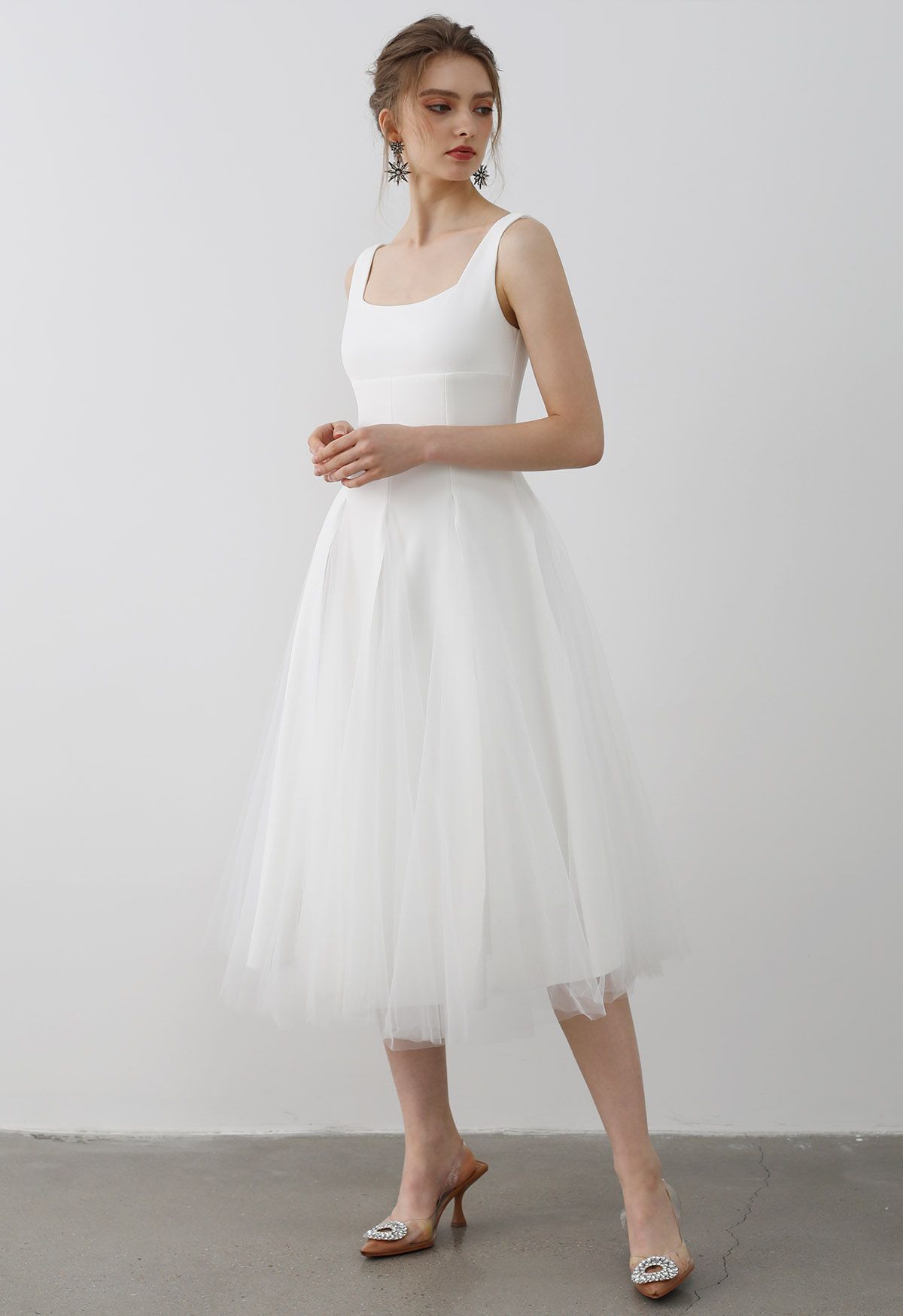 Robe mi-longue sans manches à empiècements en tulle et maille éthérée