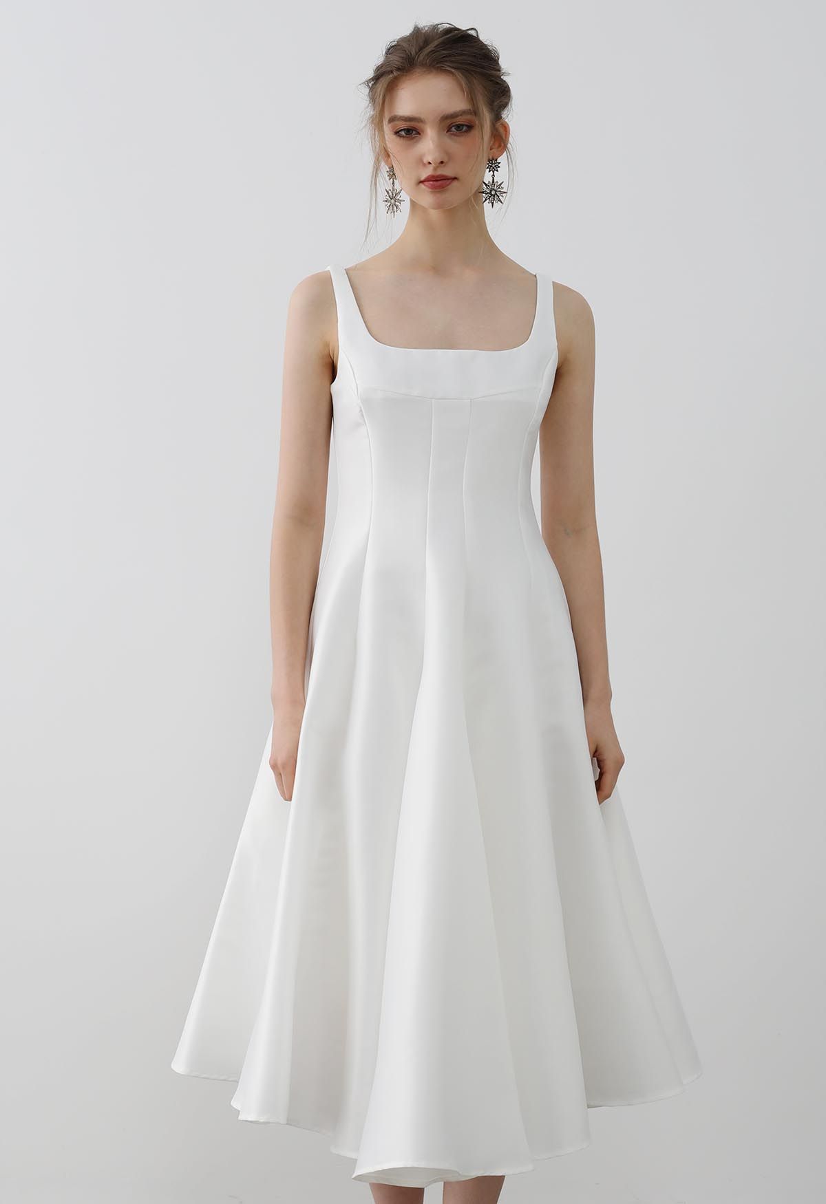 Robe caraco en satin poli à ourlet évasé en blanc