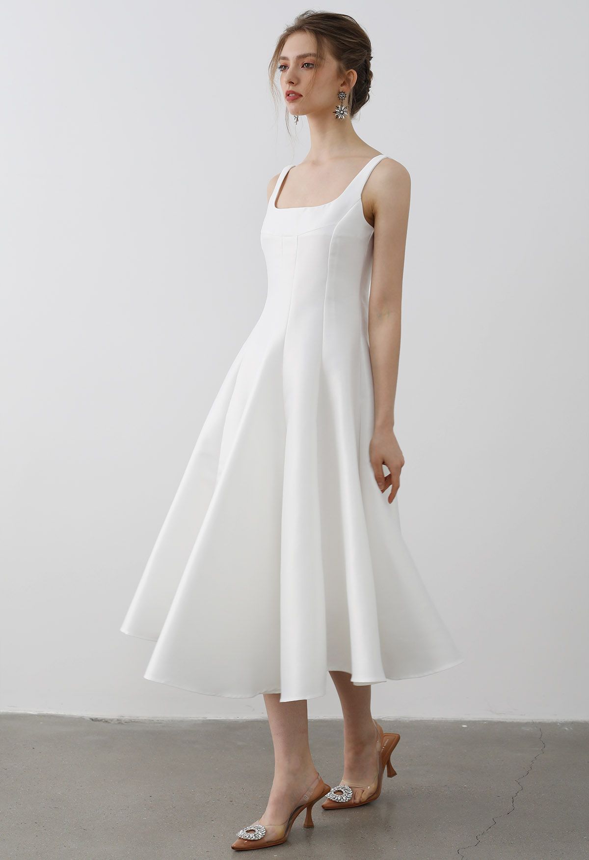 Robe caraco en satin poli à ourlet évasé en blanc