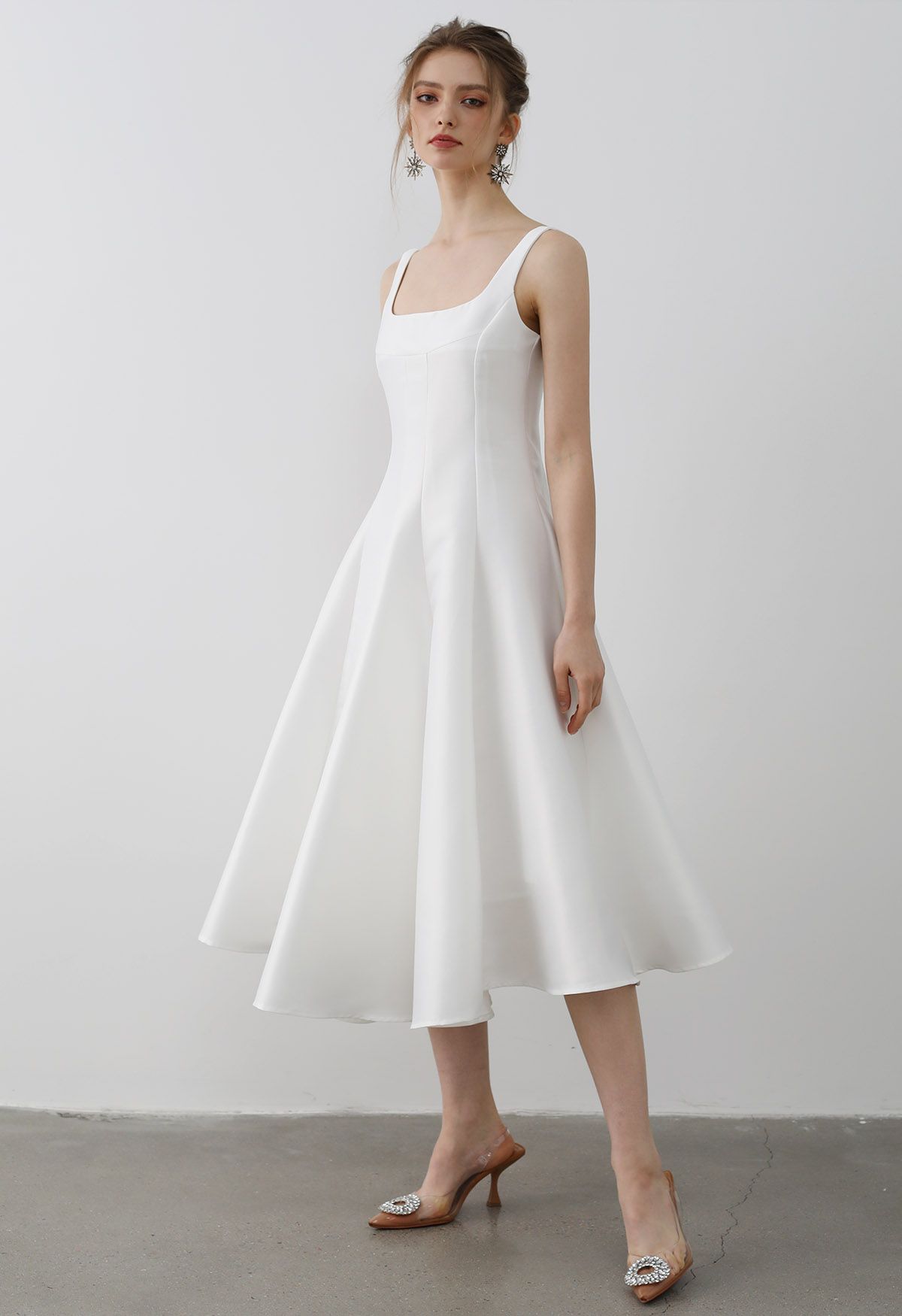 Robe caraco en satin poli à ourlet évasé en blanc