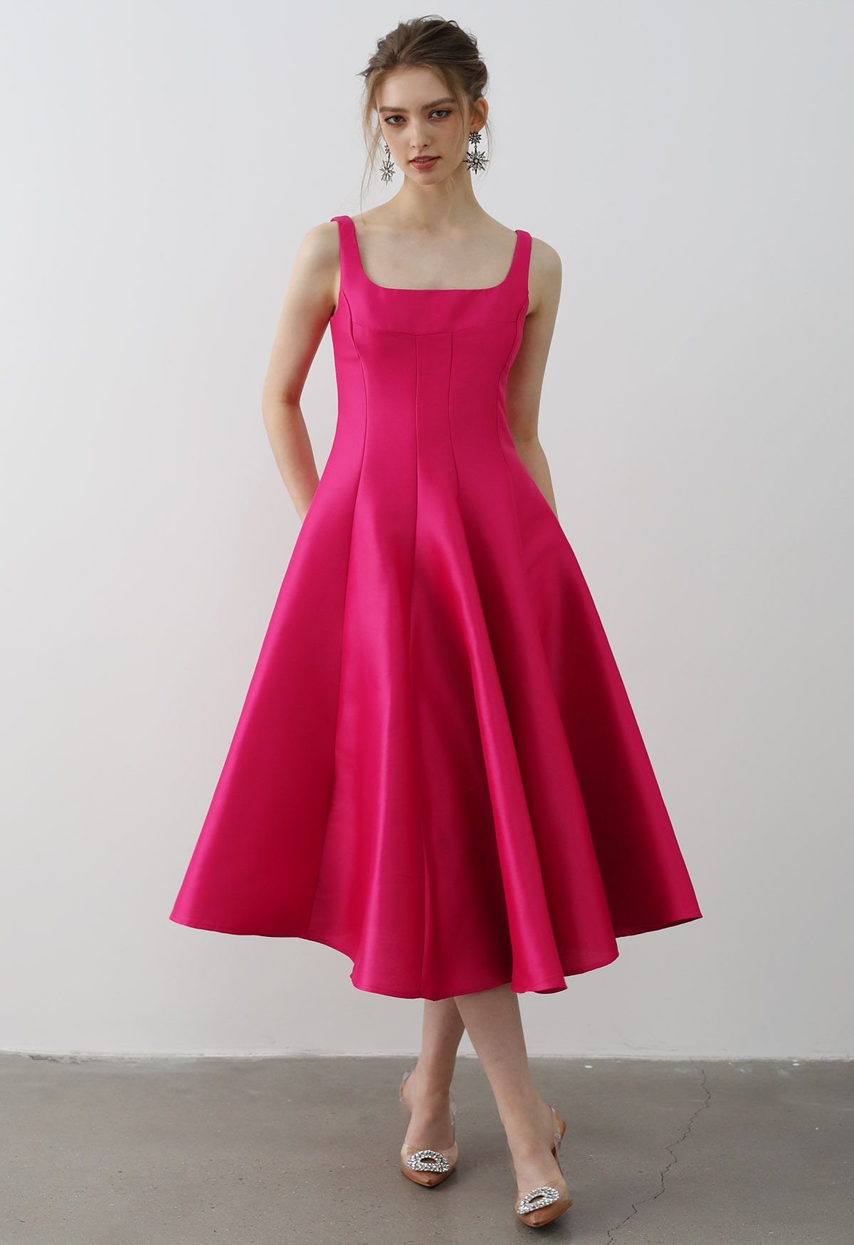 Robe caraco en satin poli à ourlet évasé en magenta