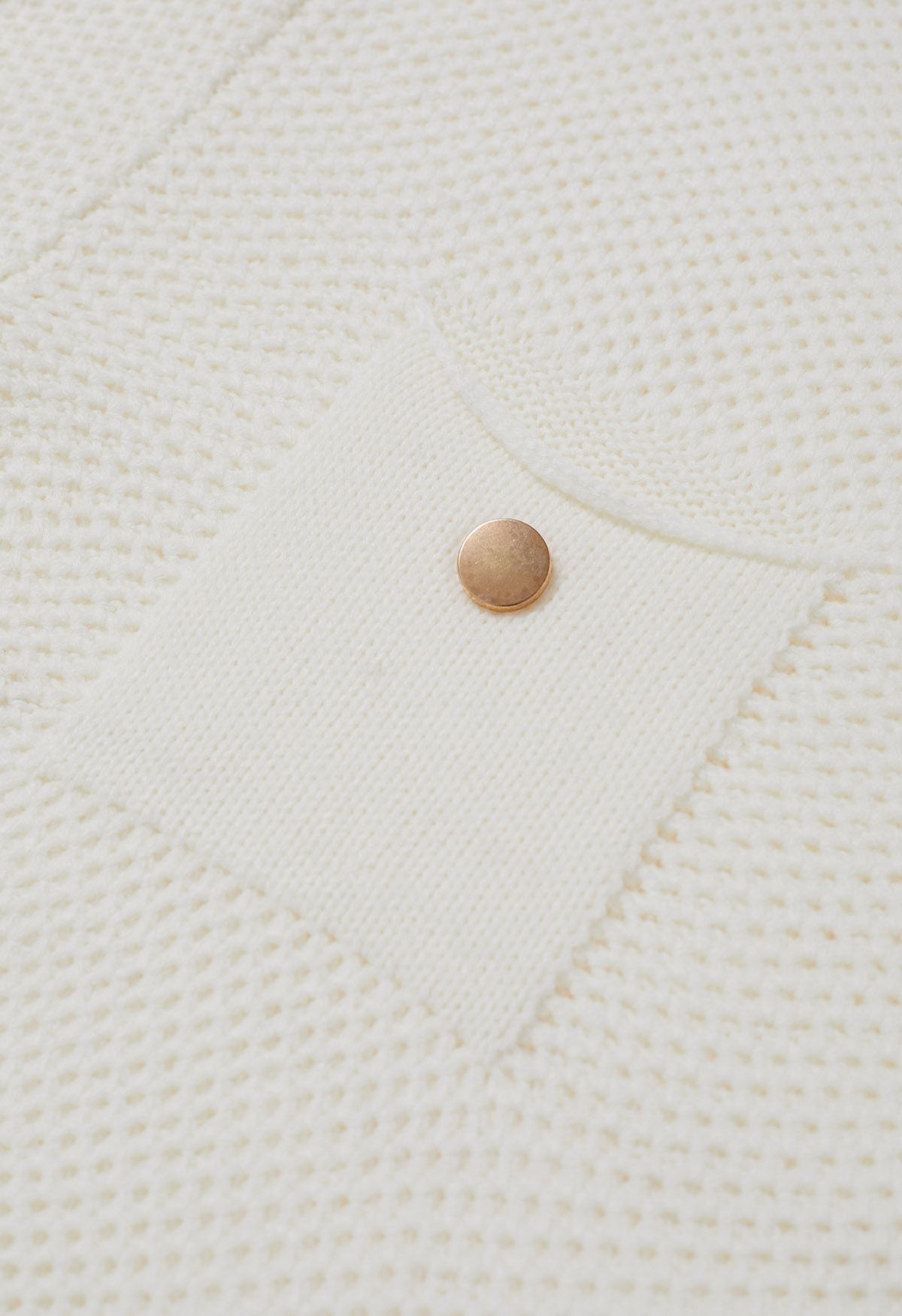 Pull en tricot gaufré boutonné avec poche plaquée en blanc