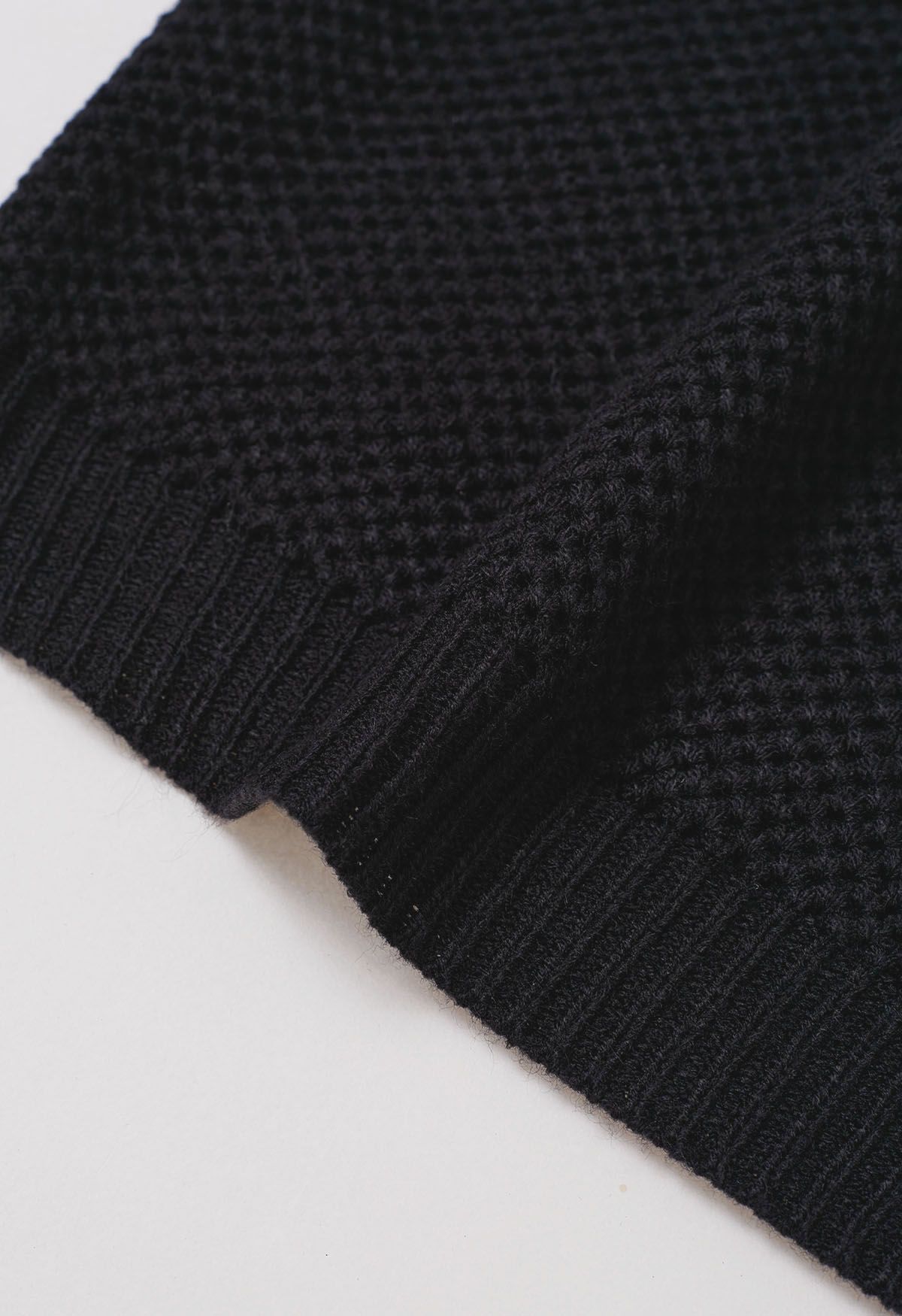 Pull en tricot gaufré boutonné avec poche plaquée en noir