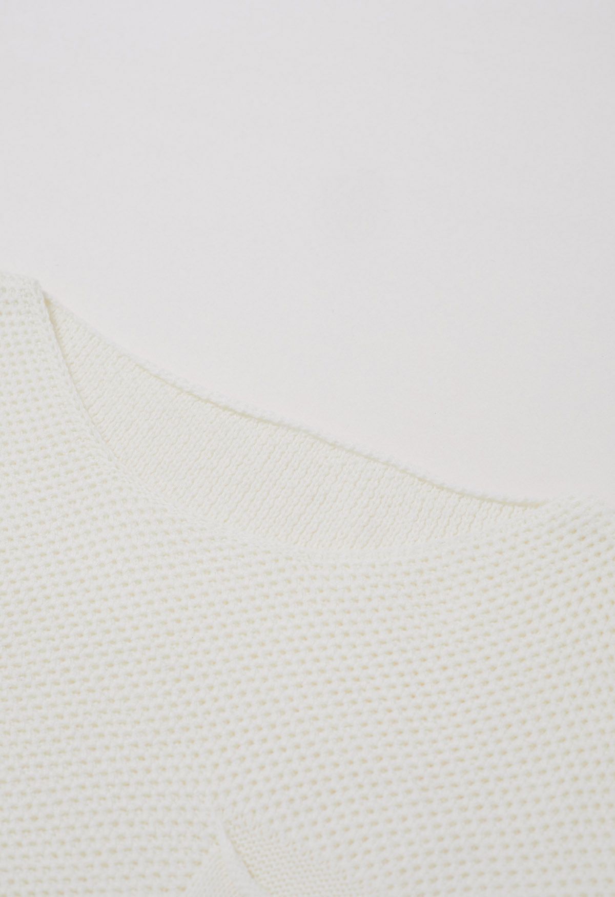 Pull en tricot gaufré boutonné avec poche plaquée en blanc