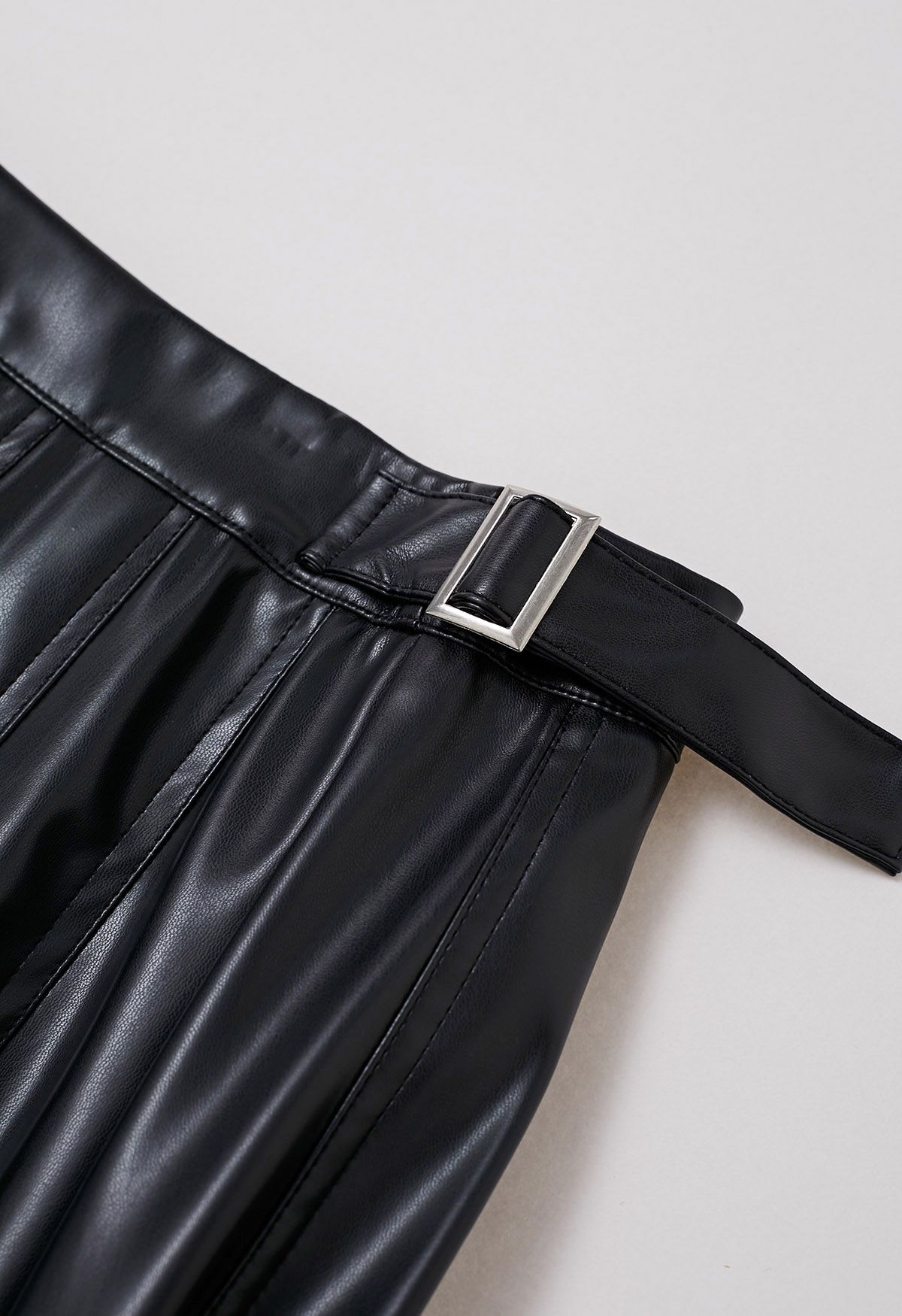 Jupe mi-longue plissée en similicuir avec ceinture latérale en noir