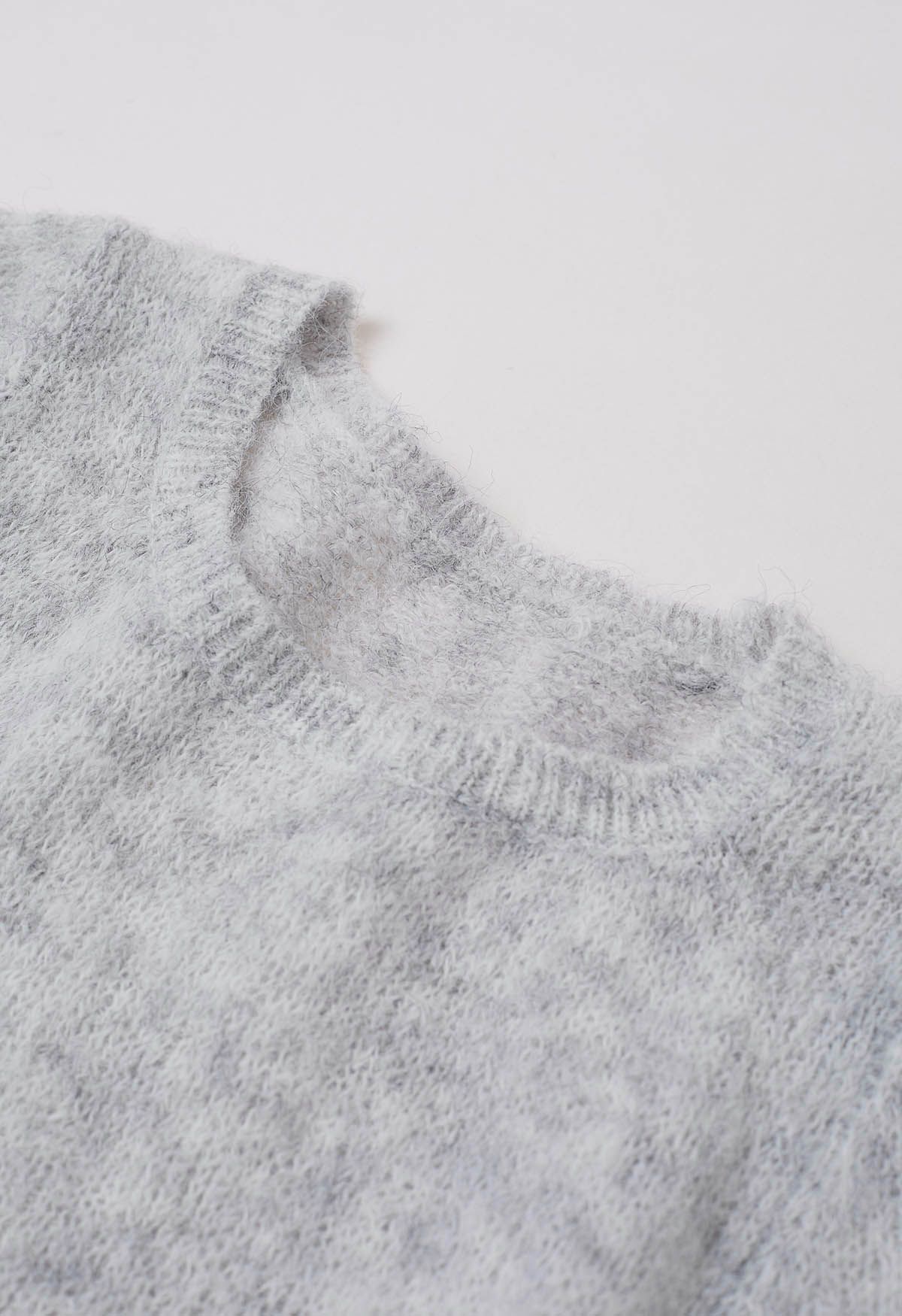 Haut en tricot pelucheux à motif péplum évasé en gris