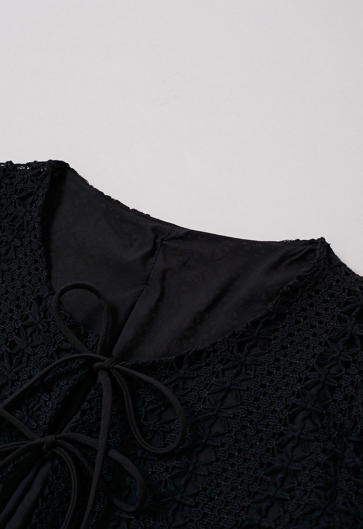 Veste à nœuds papillon au crochet complexe en noir