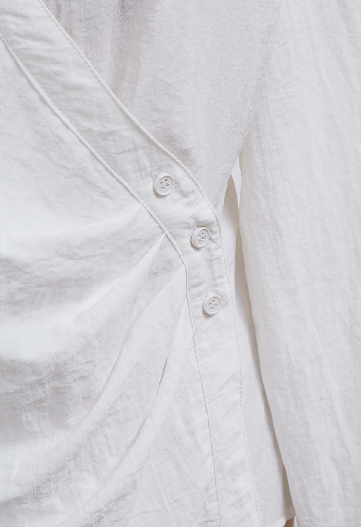 Chemise portefeuille boutonnée à col et plis latéraux en blanc