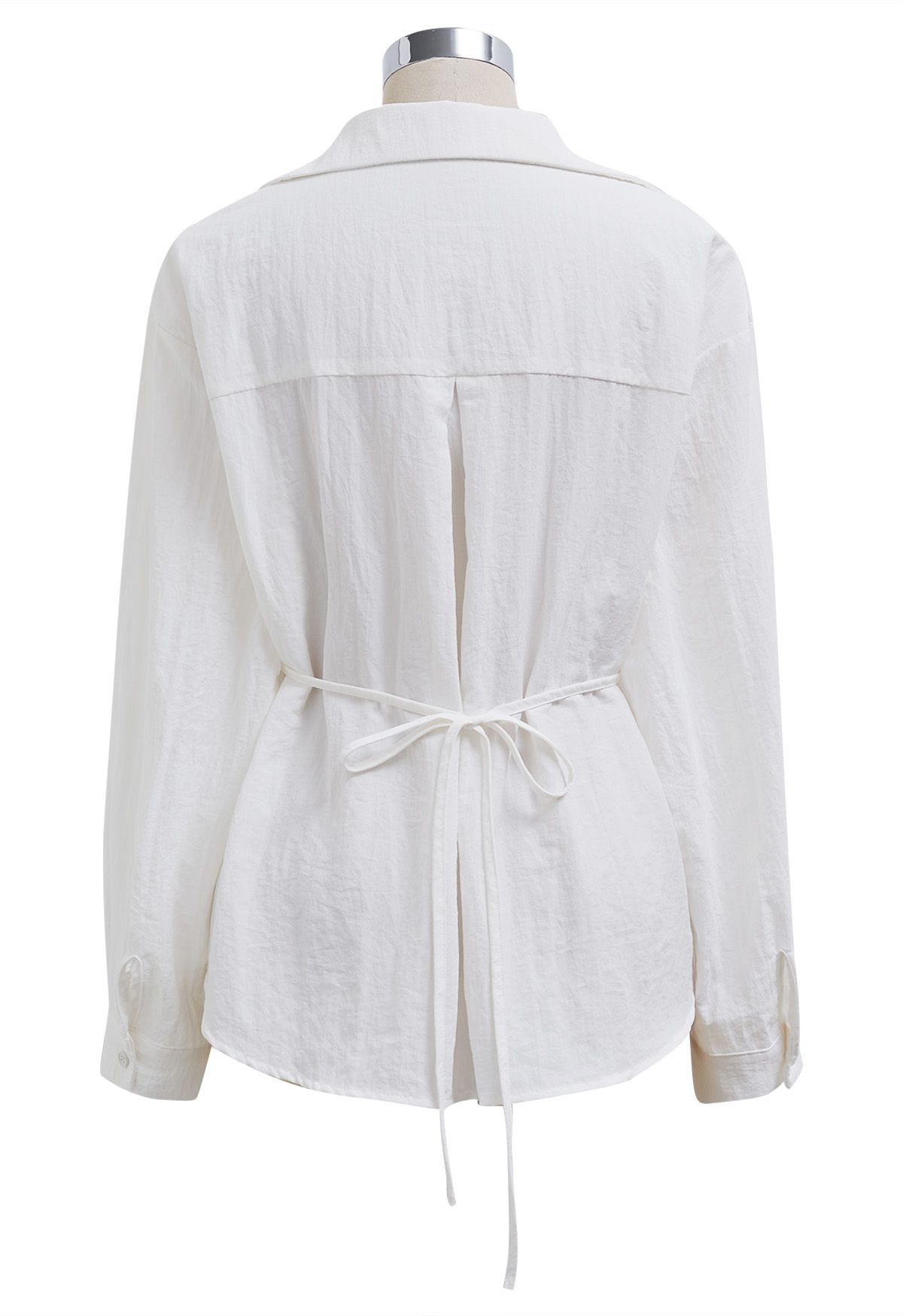 Chemise portefeuille boutonnée à col et plis latéraux en blanc