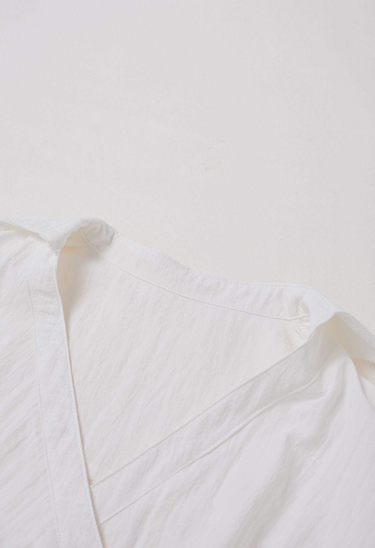 Chemise portefeuille boutonnée à col et plis latéraux en blanc