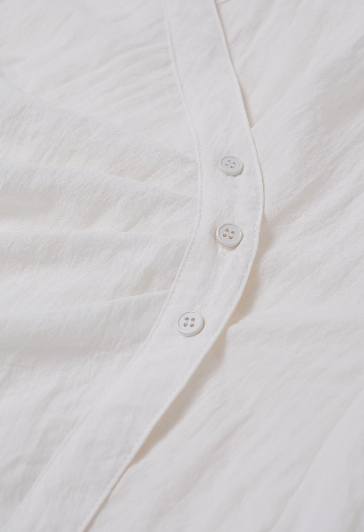 Chemise portefeuille boutonnée à col et plis latéraux en blanc