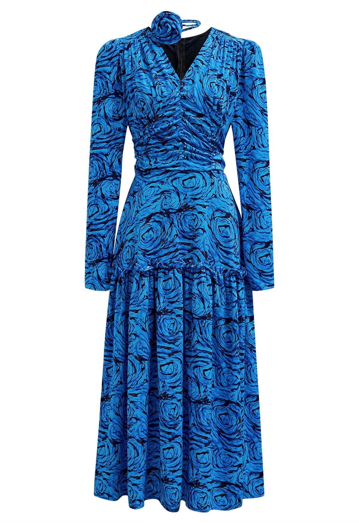 Robe mi-longue froncée à col en V avec tour de cou et motif rose fantastique en bleu