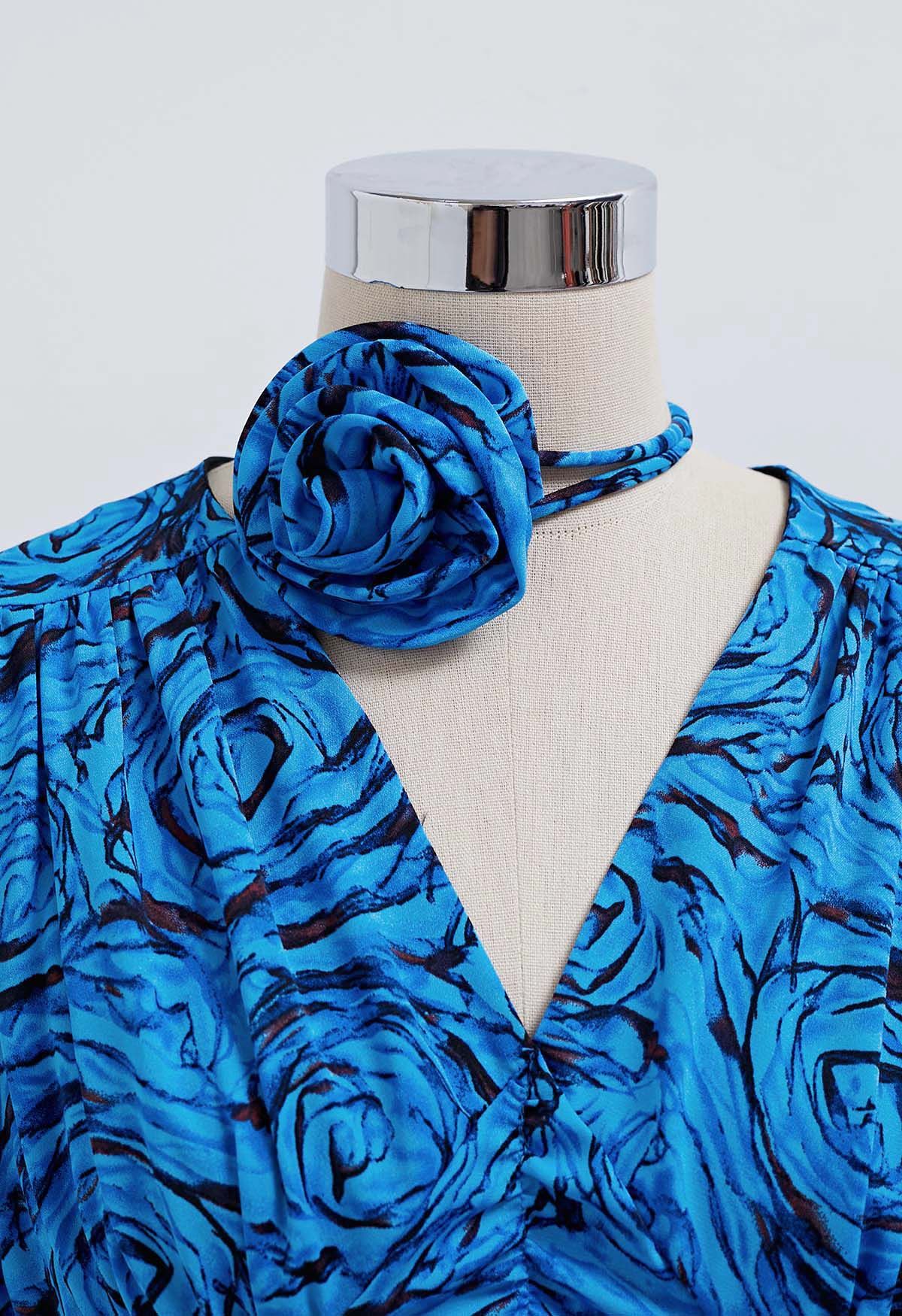 Robe mi-longue froncée à col en V avec tour de cou et motif rose fantastique en bleu