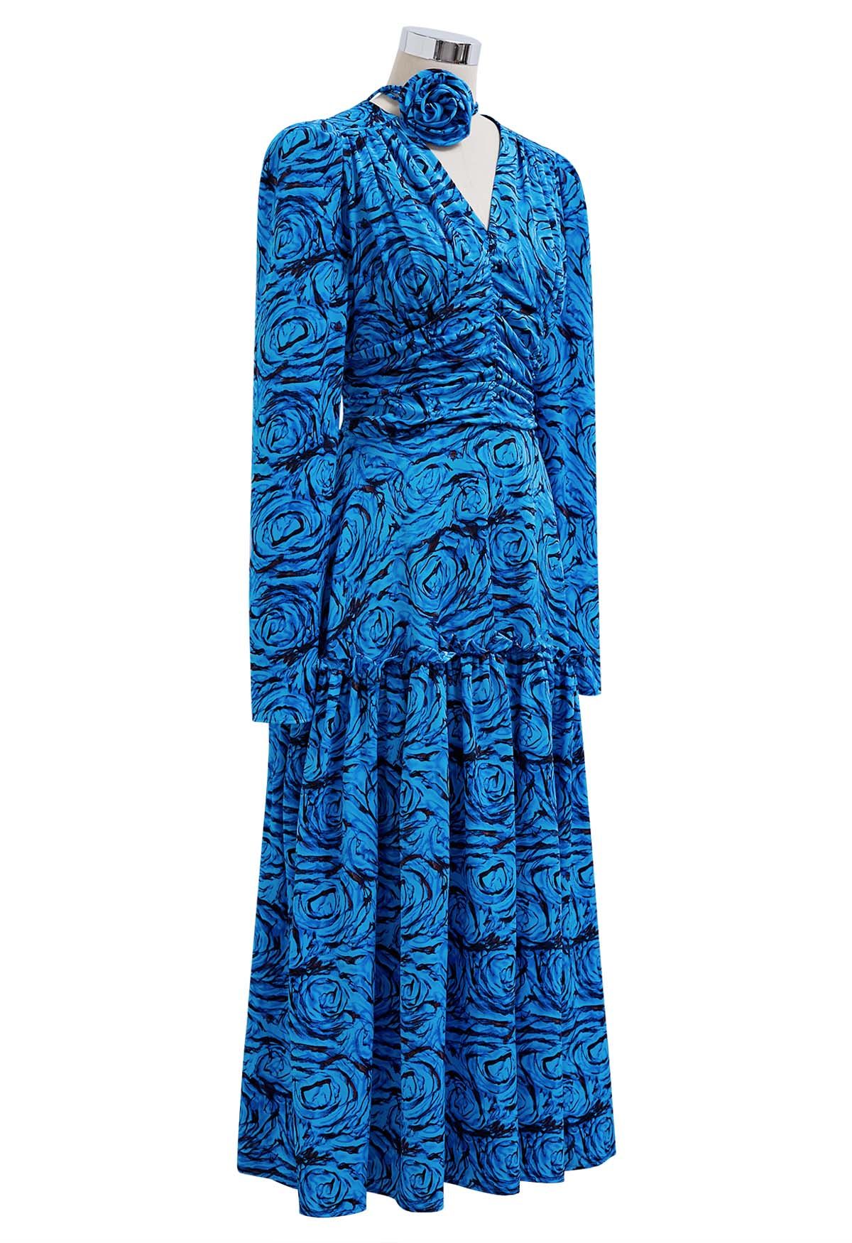 Robe mi-longue froncée à col en V avec tour de cou et motif rose fantastique en bleu