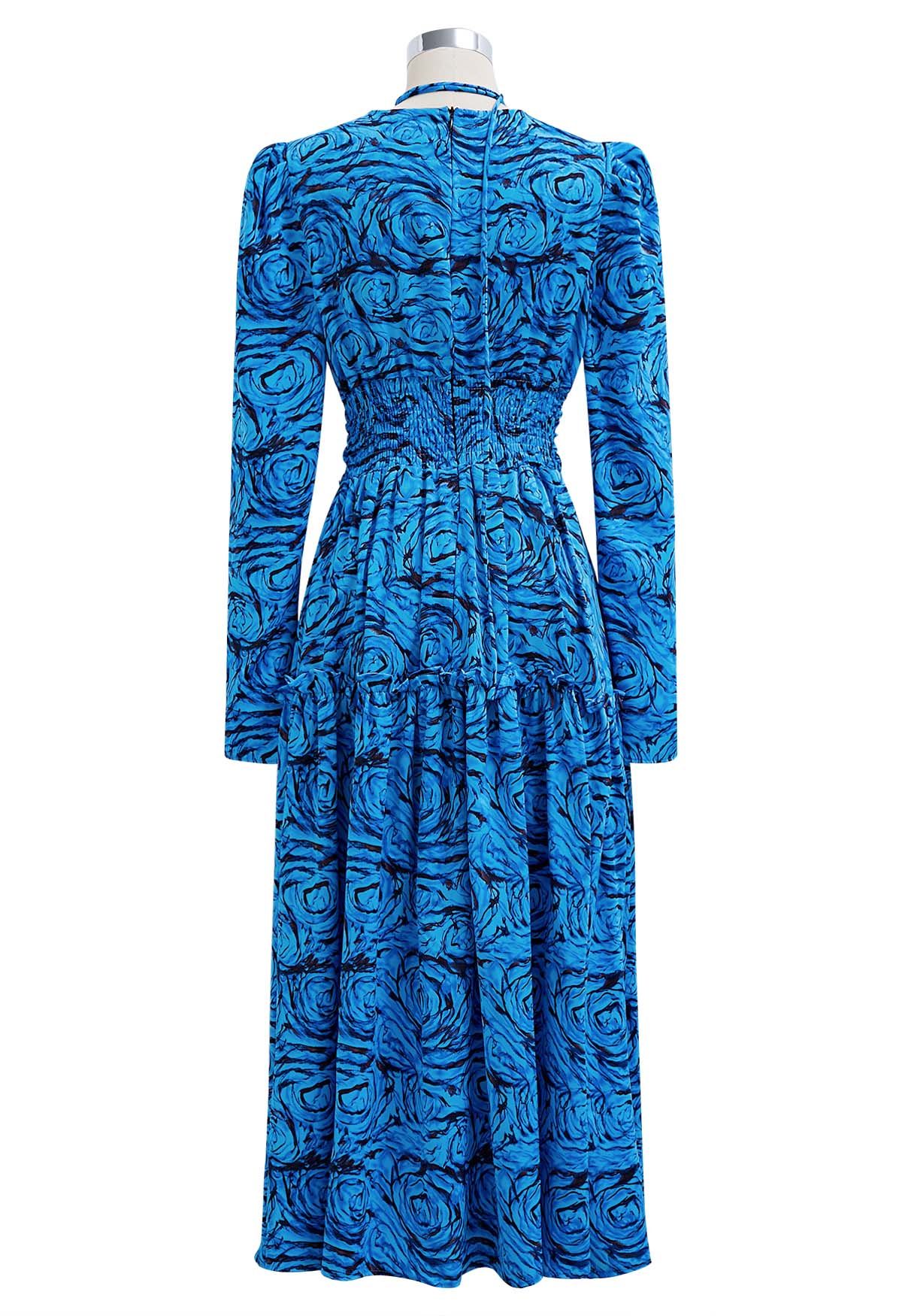 Robe mi-longue froncée à col en V avec tour de cou et motif rose fantastique en bleu