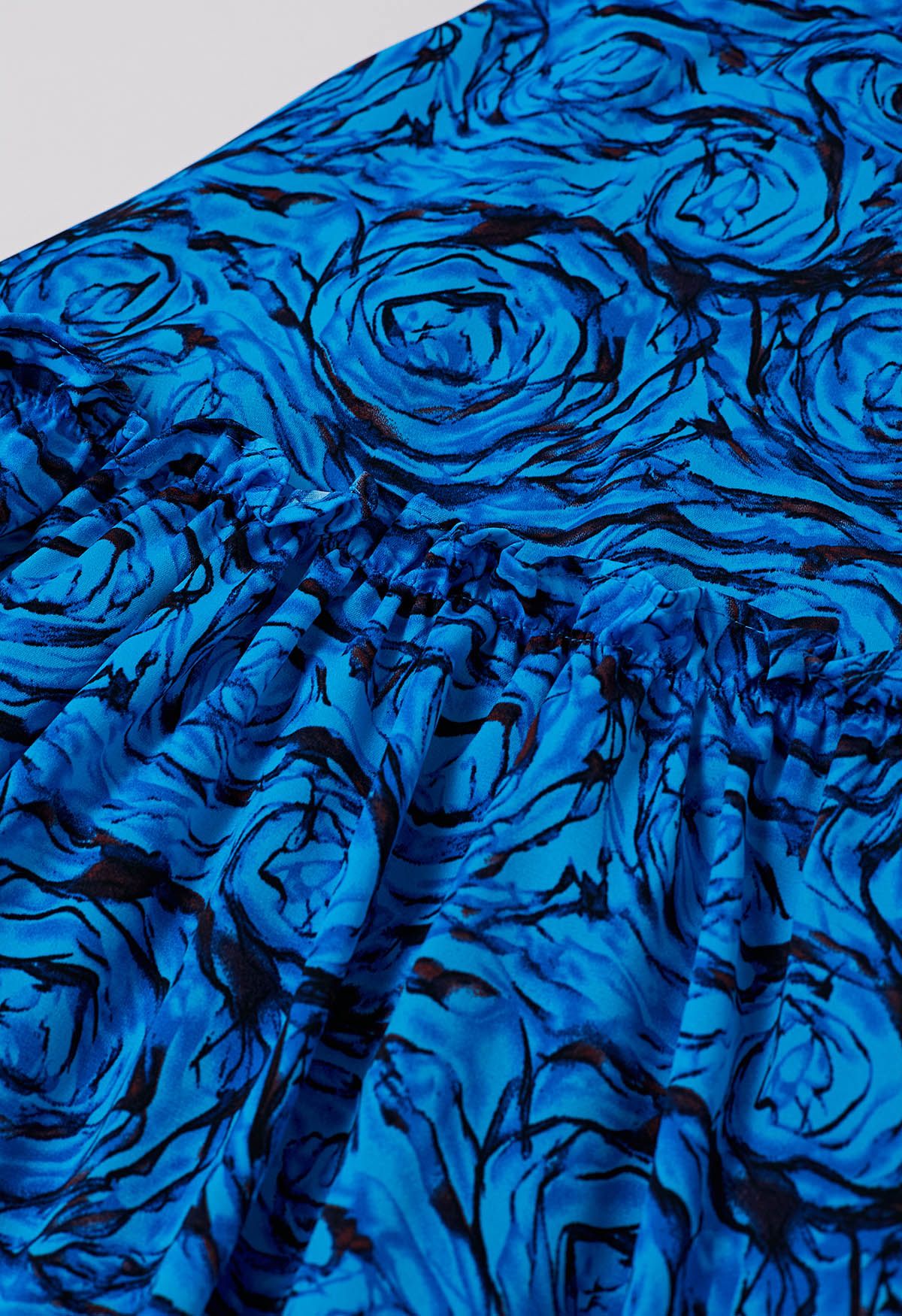 Robe mi-longue froncée à col en V avec tour de cou et motif rose fantastique en bleu