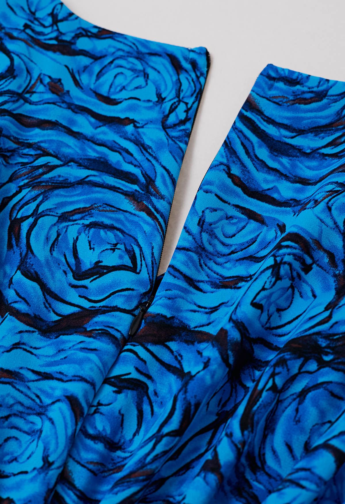 Robe mi-longue froncée à col en V avec tour de cou et motif rose fantastique en bleu