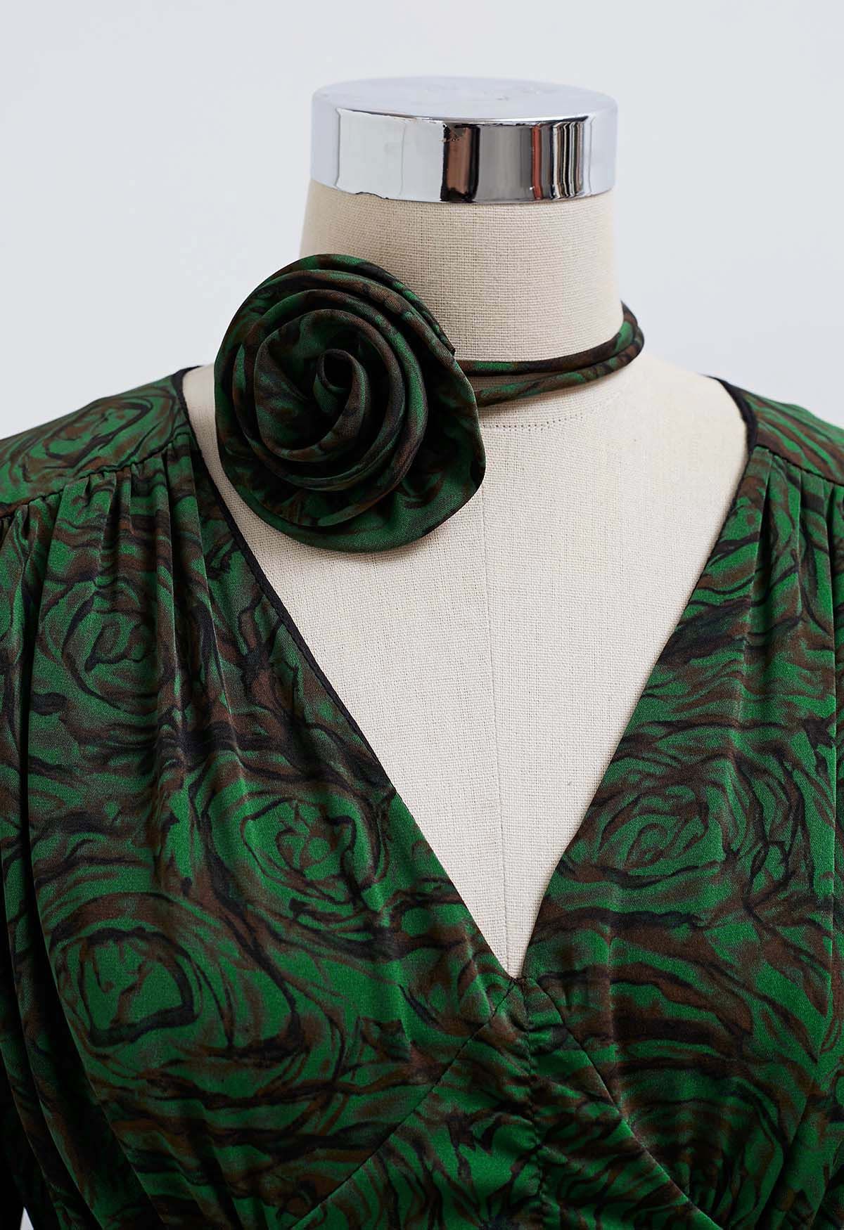 Robe mi-longue froncée à col en V et ras du cou de couleur vert foncé