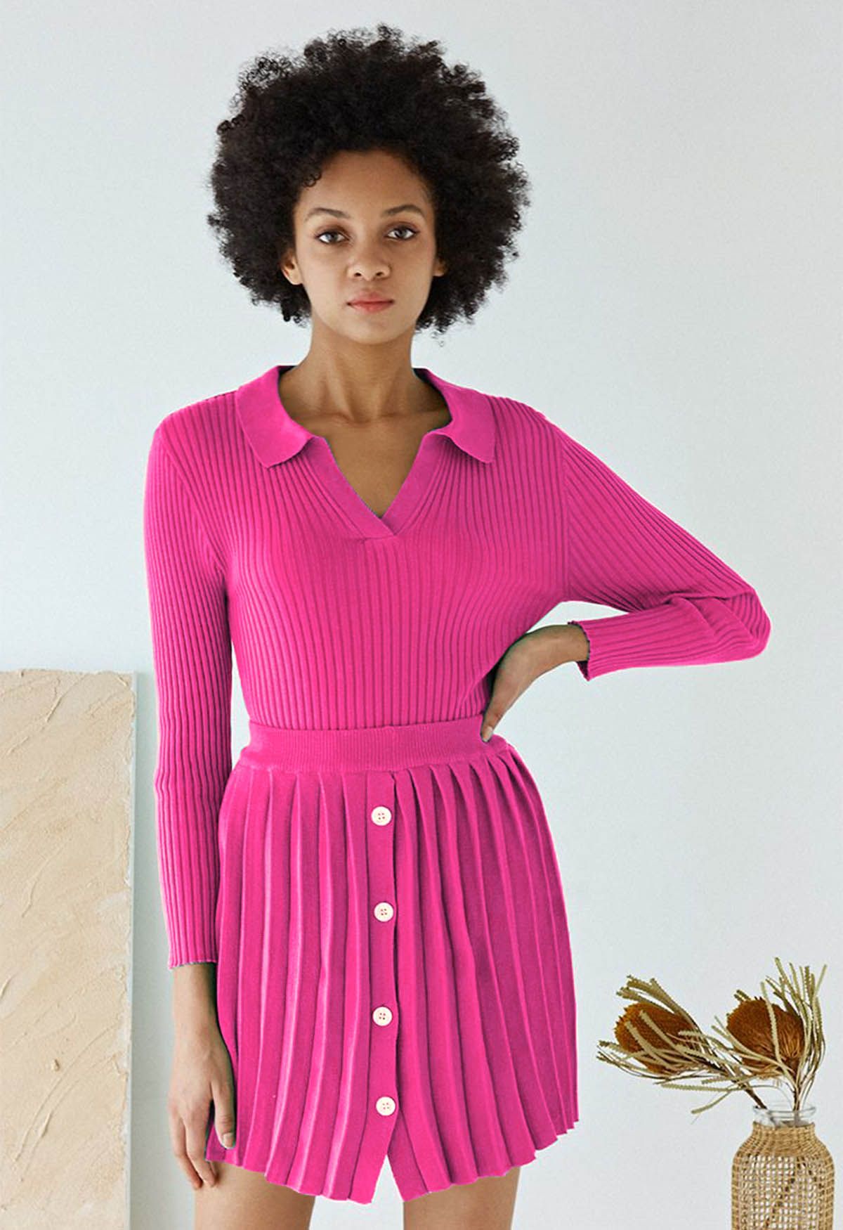 Ensemble haut en tricot à col en V et jupe plissée en rose vif