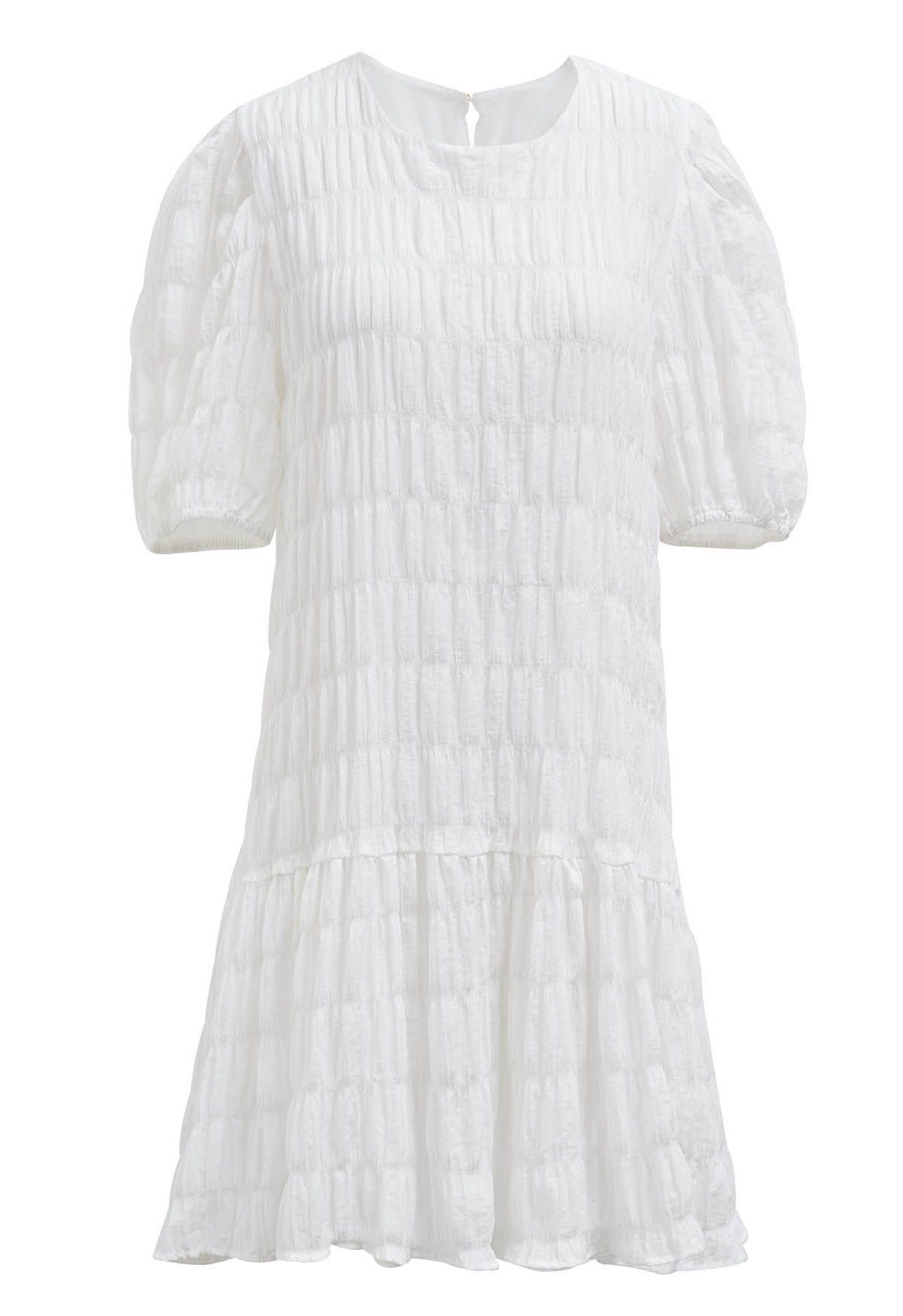 Mini-robe fluide à détails plissés en relief en blanc