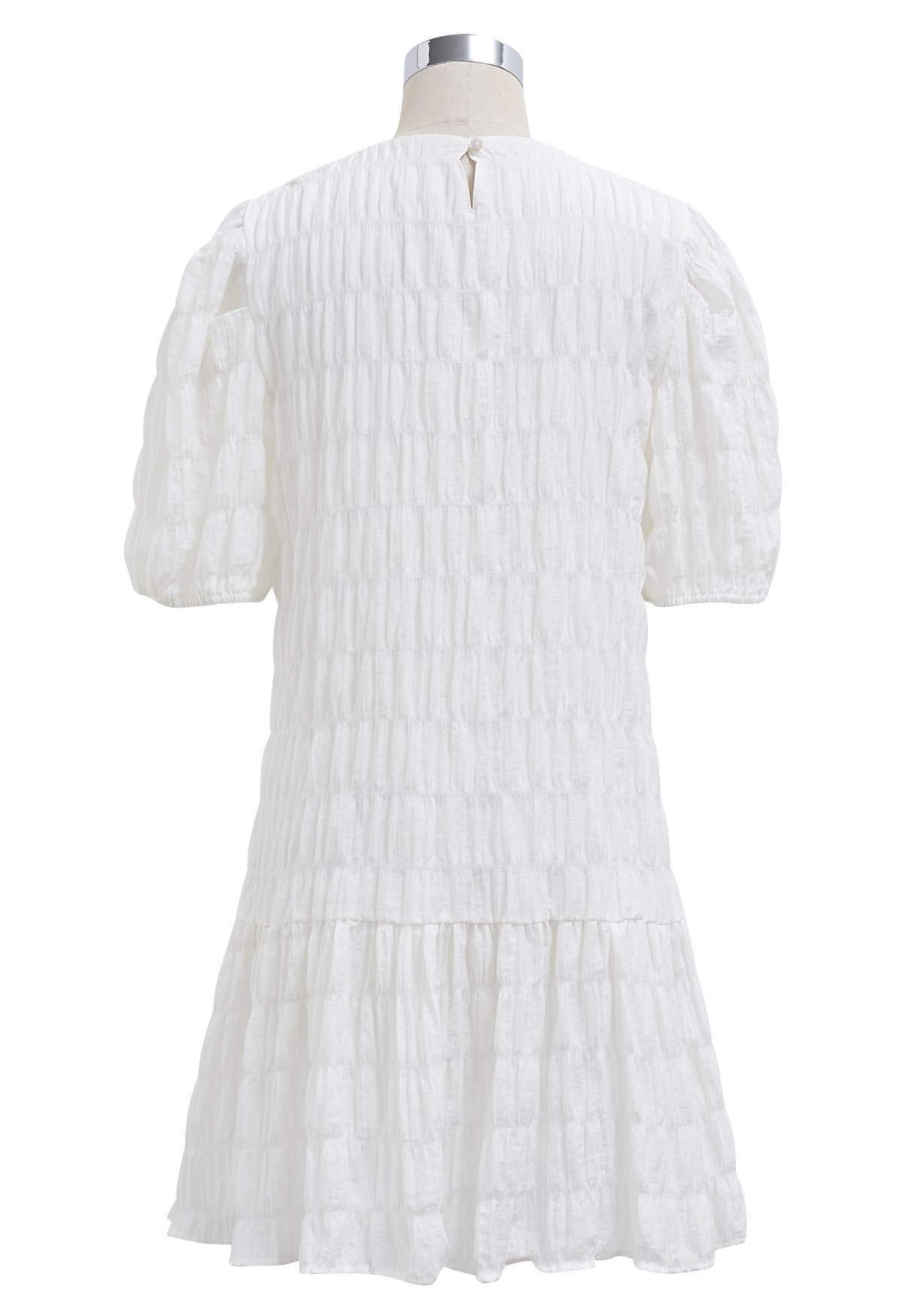 Mini-robe fluide à détails plissés en relief en blanc