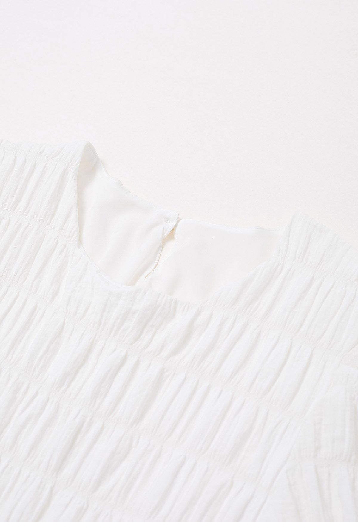 Mini-robe fluide à détails plissés en relief en blanc