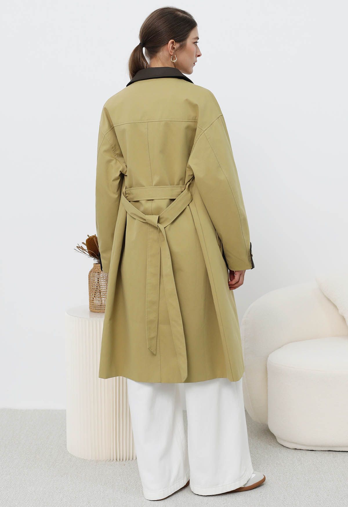 Trench-coat boutonné avec bordure en similicuir contrasté en moutarde