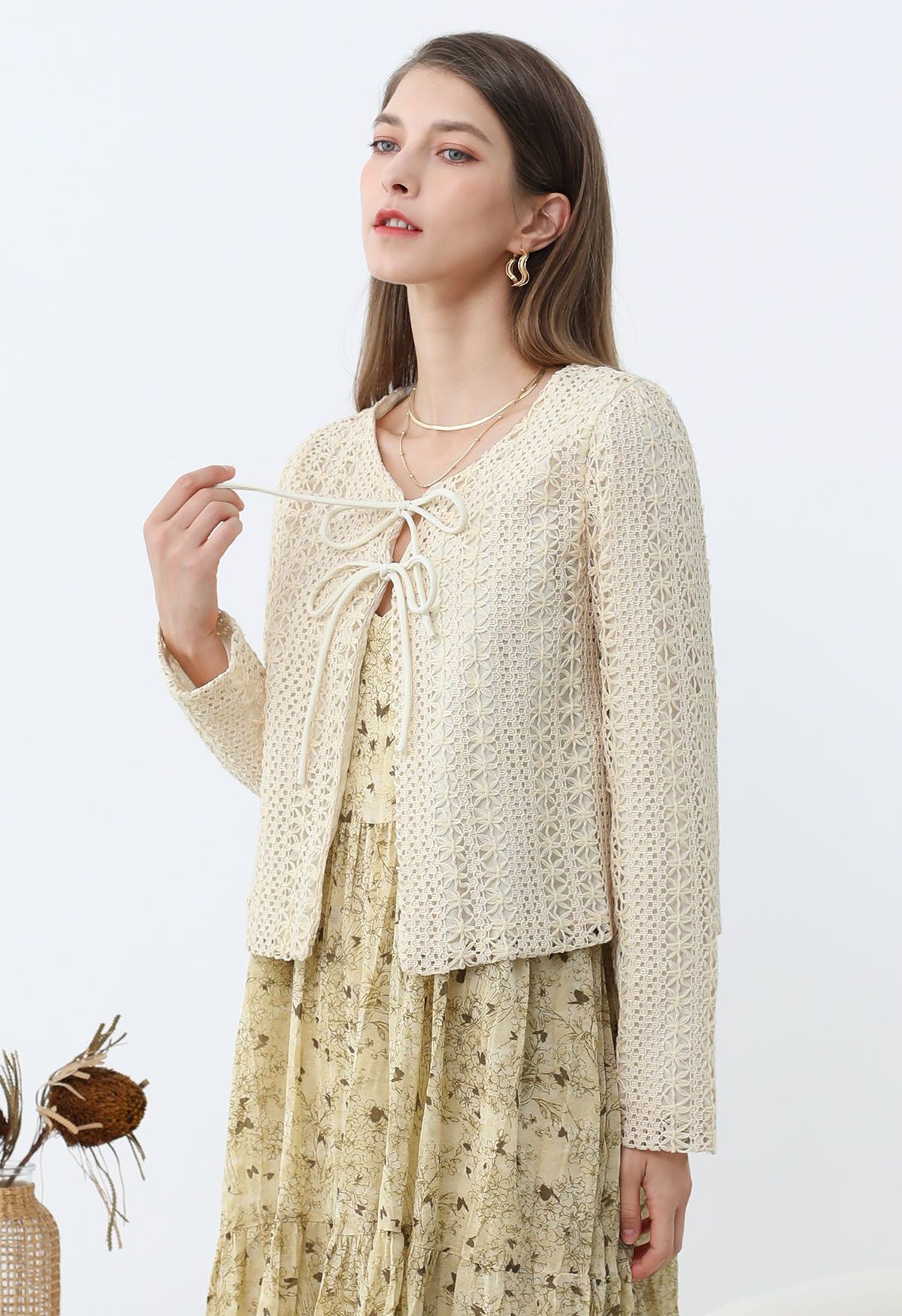 Veste à nœuds papillon au crochet complexe en crème